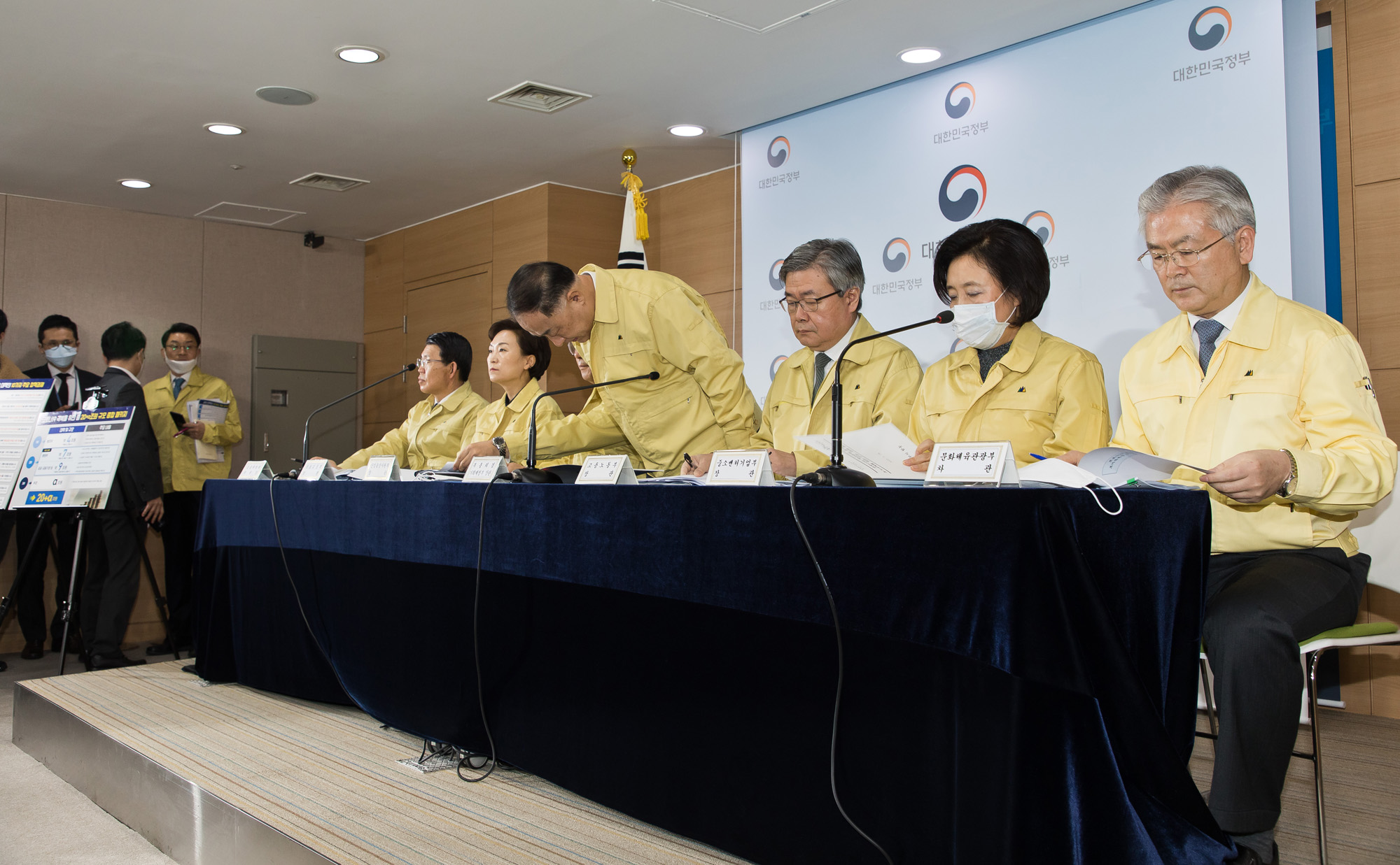 경제;정부;문재인정부;홍남기;부총리;기획재정부장관;코로나19;신종코로나바이러스감염증;민생경제종합대책;정부서울청사