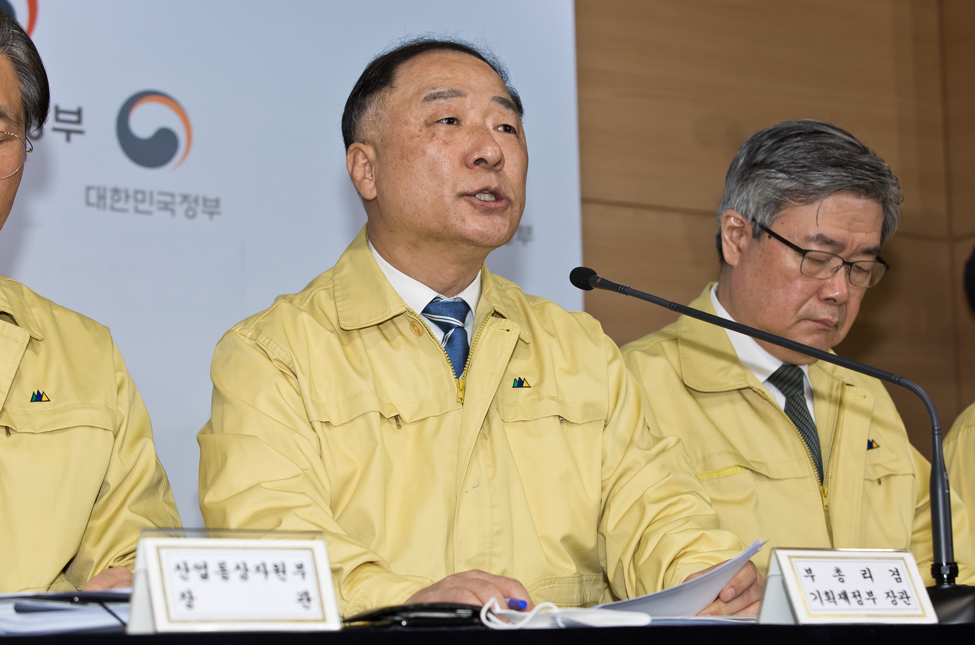 경제;정부;문재인정부;홍남기;부총리;기획재정부장관;코로나19;신종코로나바이러스감염증;민생경제종합대책;정부서울청사