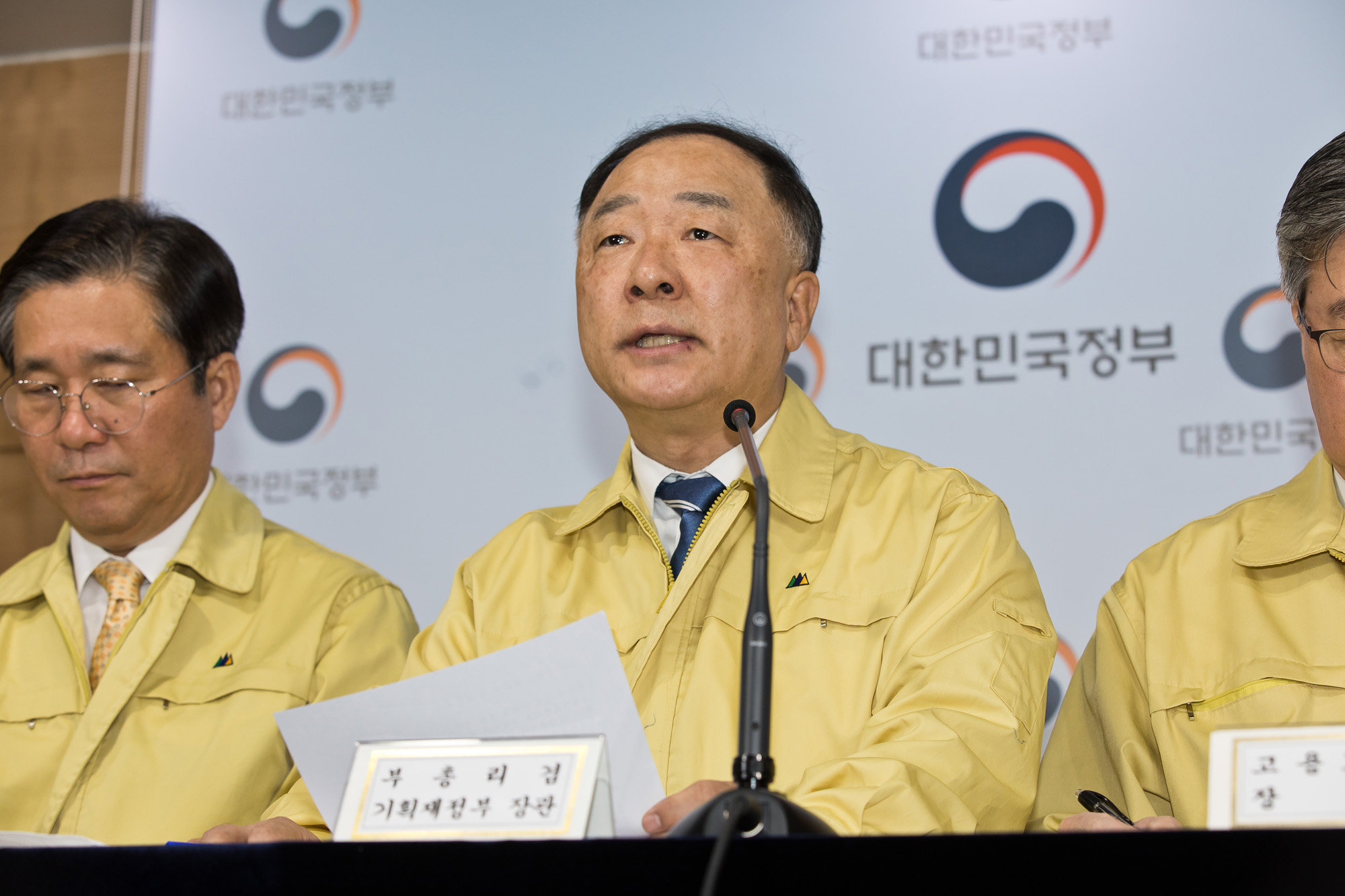 경제;정부;문재인정부;홍남기;부총리;기획재정부장관;코로나19;신종코로나바이러스감염증;민생경제종합대책;정부서울청사