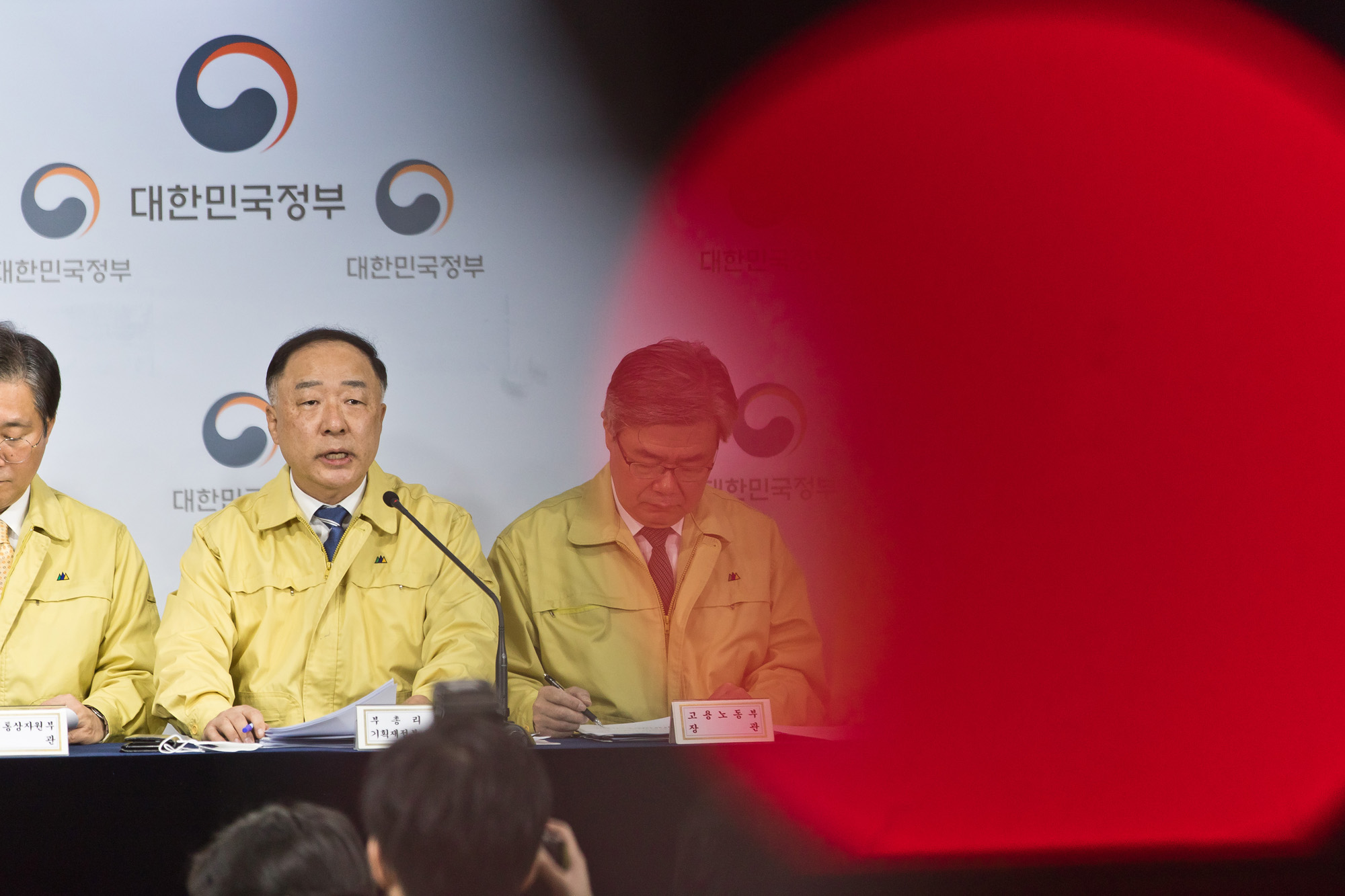 경제;정부;문재인정부;홍남기;부총리;기획재정부장관;코로나19;신종코로나바이러스감염증;민생경제종합대책;정부서울청사