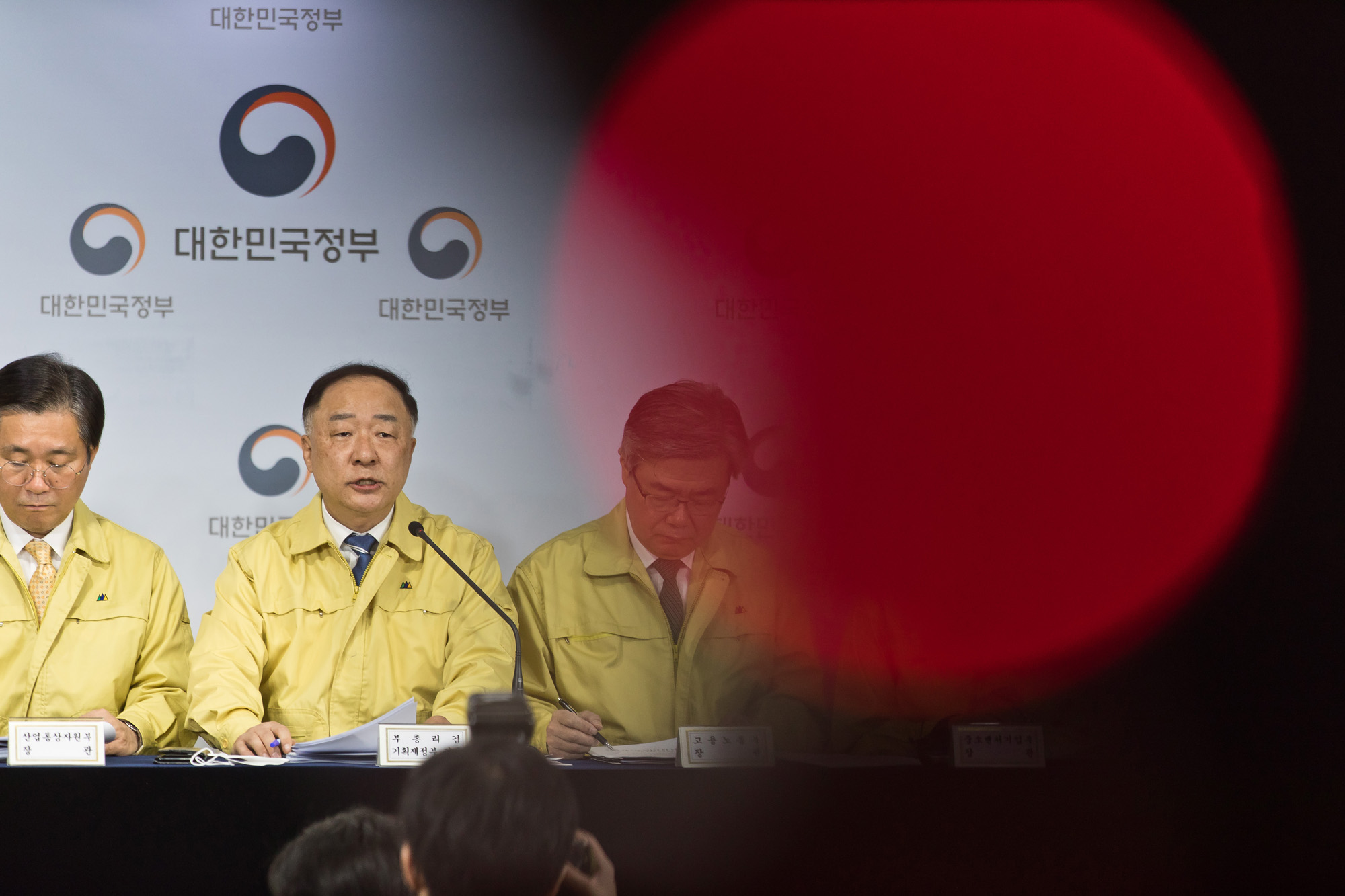 경제;정부;문재인정부;홍남기;부총리;기획재정부장관;코로나19;신종코로나바이러스감염증;민생경제종합대책;정부서울청사