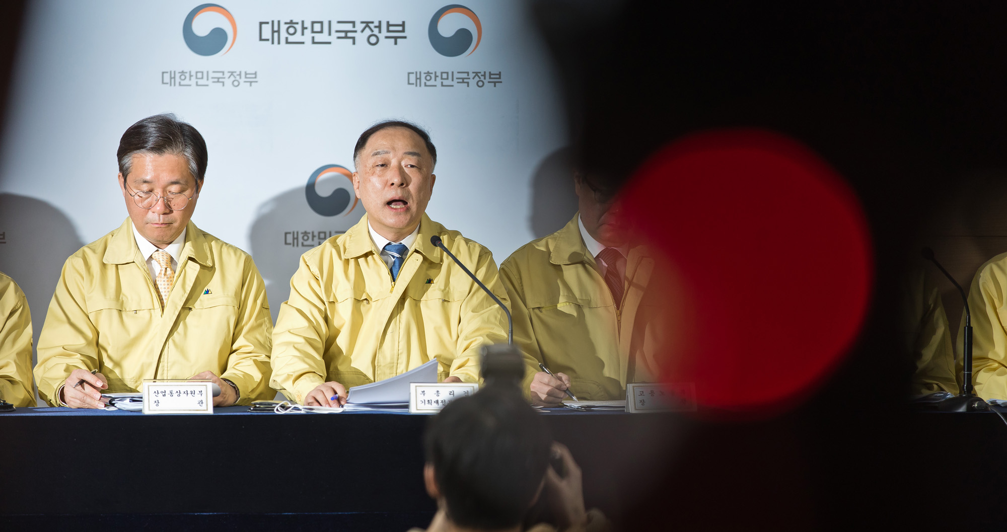 경제;정부;문재인정부;홍남기;부총리;기획재정부장관;코로나19;신종코로나바이러스감염증;민생경제종합대책;정부서울청사