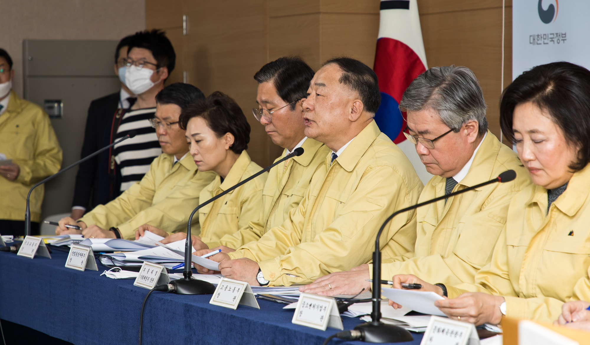 경제;정부;문재인정부;홍남기;부총리;기획재정부장관;코로나19;신종코로나바이러스감염증;민생경제종합대책;정부서울청사