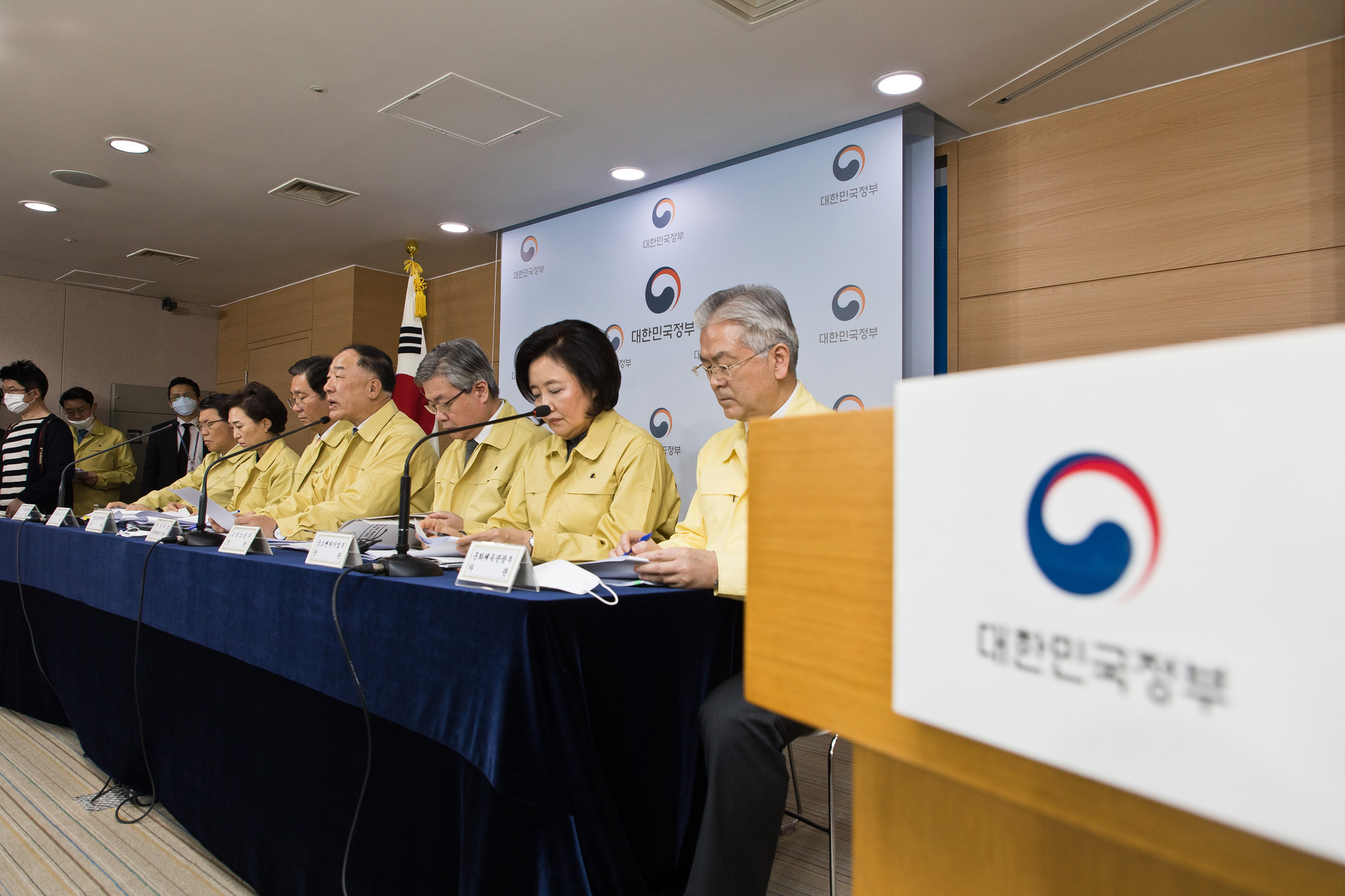 경제;정부;문재인정부;홍남기;부총리;기획재정부장관;코로나19;신종코로나바이러스감염증;민생경제종합대책;정부서울청사