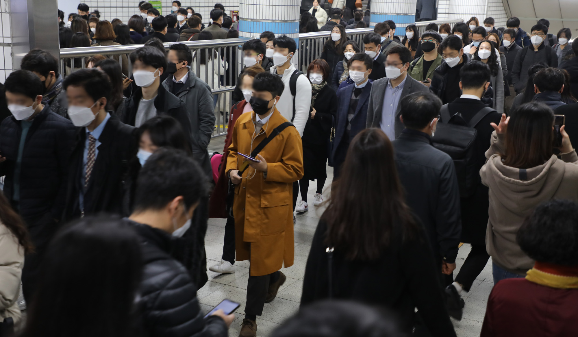 마스크출근길;마스크지하철역;코로나지하철역;코로나마스크