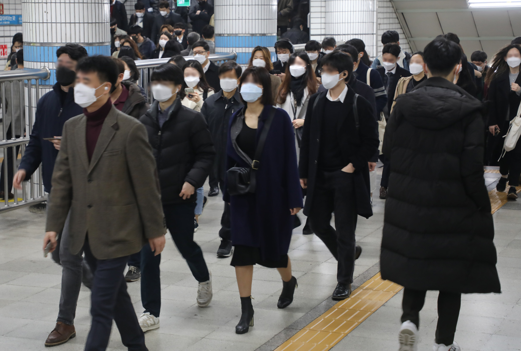 마스크출근길;마스크지하철역;코로나지하철역;코로나마스크