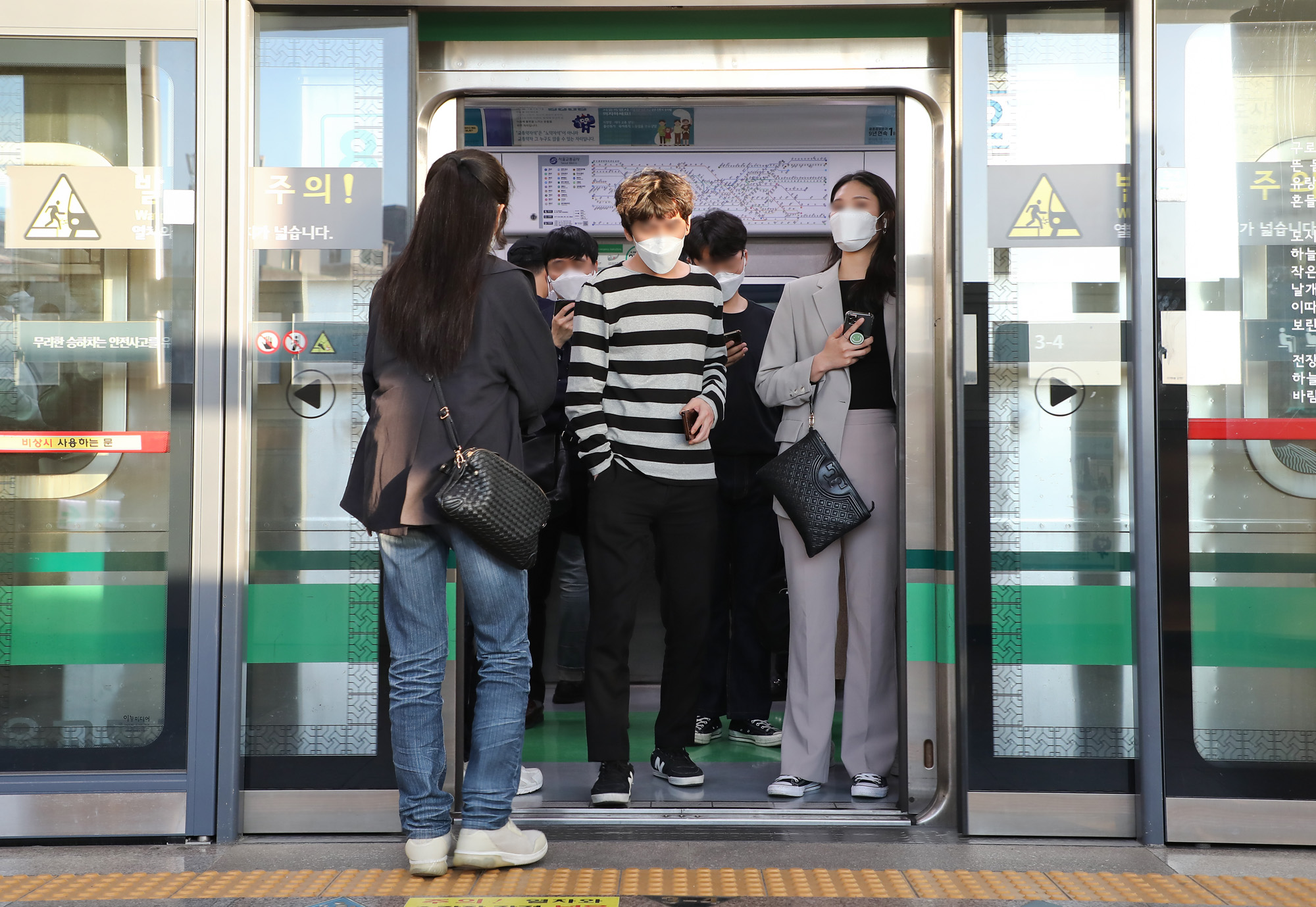 사회;코로나19;마스크;지하철마스크;지하철코로나;전동차이용객혼잡도