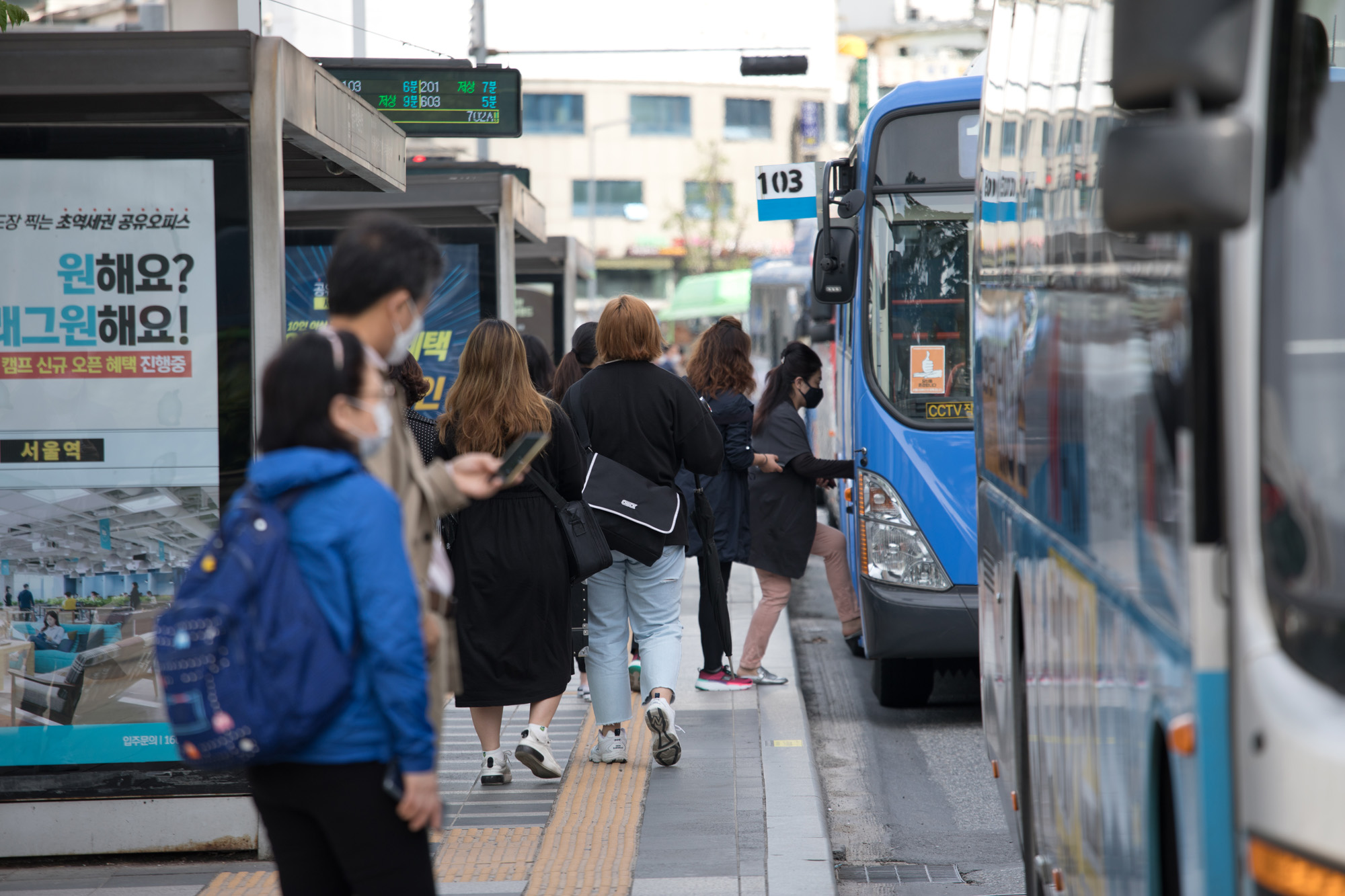 사회;코로나19;사회적거리두기;버스;버스정류장;승하차