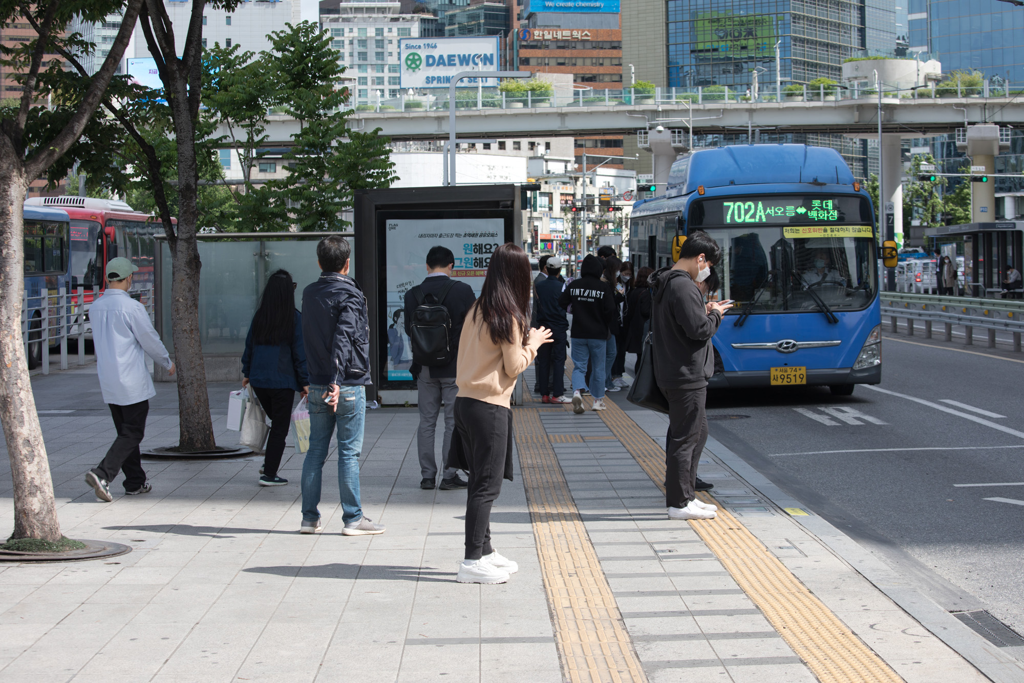 사회;코로나19;사회적거리두기;버스;버스정류장;승하차