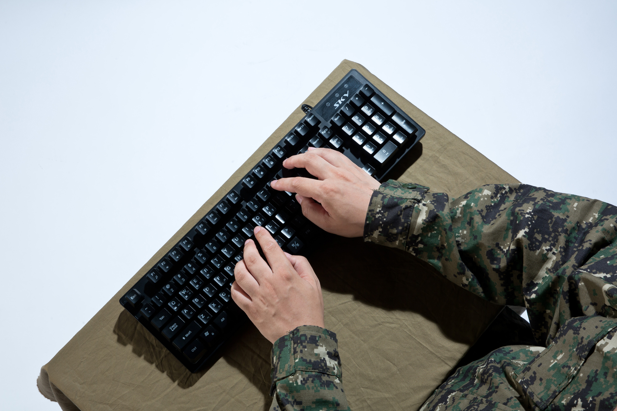 사회 국방 군인 컴퓨터 키보드