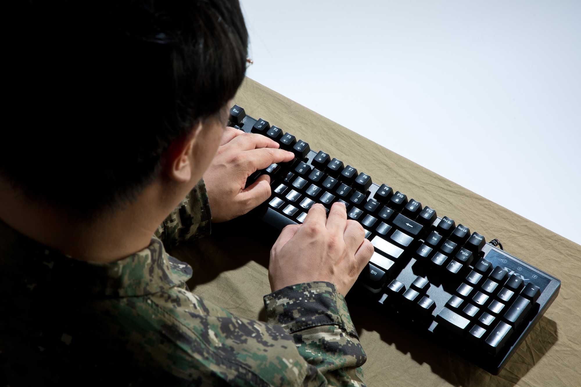 사회 국방 군인 컴퓨터 키보드