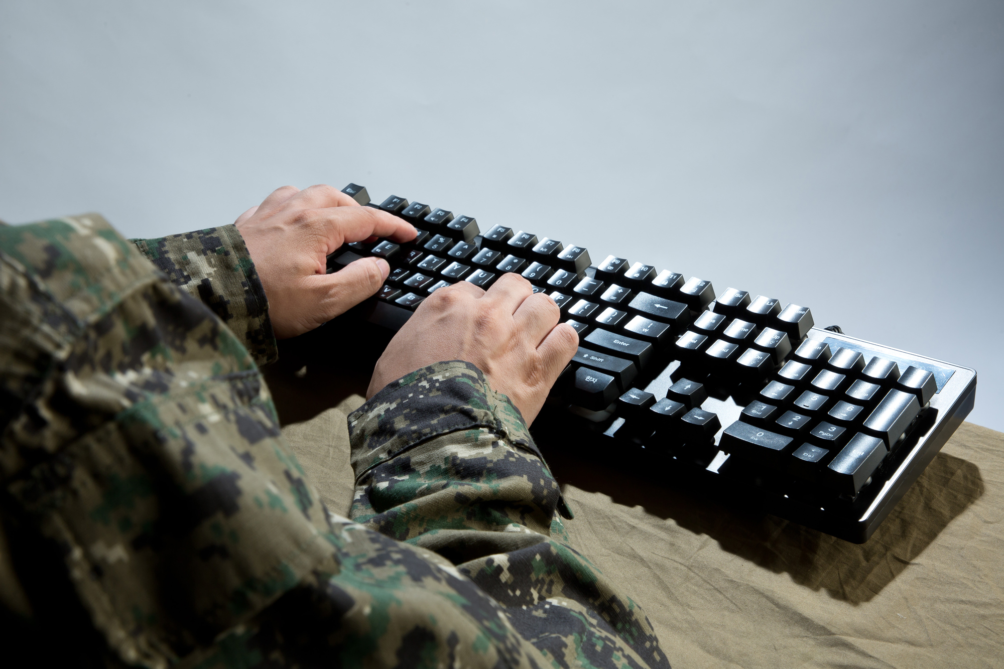 사회 국방 군인 컴퓨터 키보드