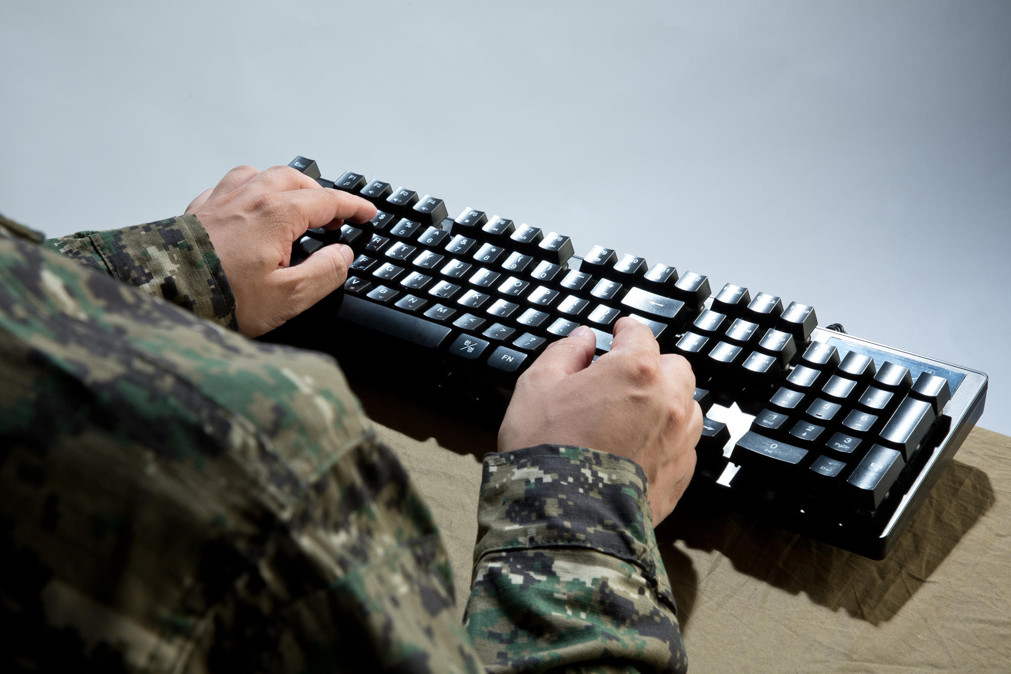 사회 국방 군인 컴퓨터 키보드