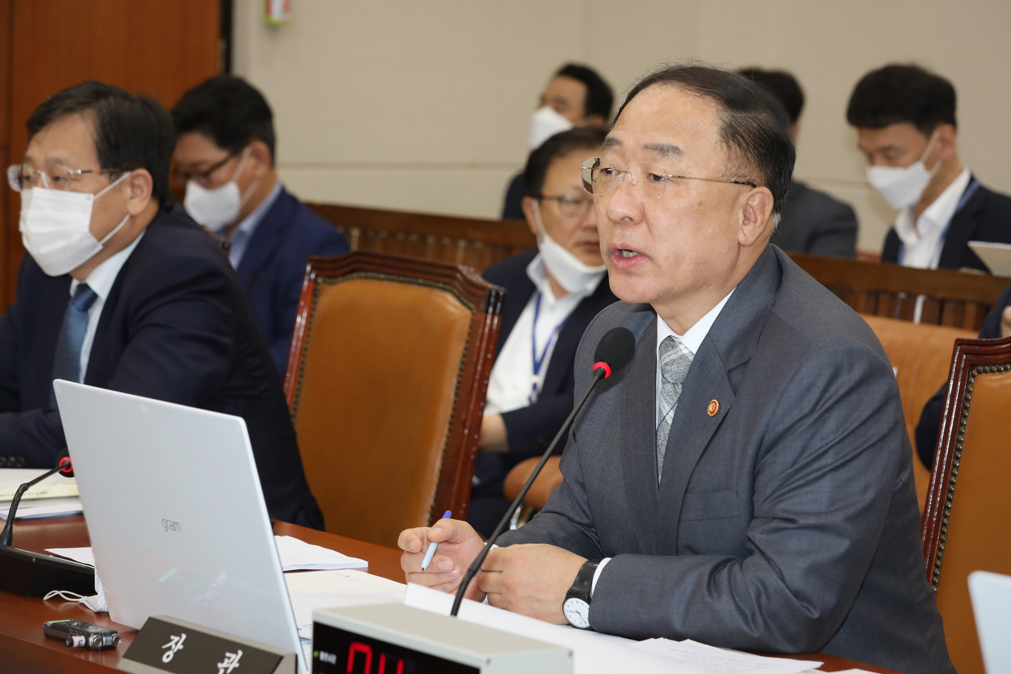 정치;국회;기획재정위원회;홍남기