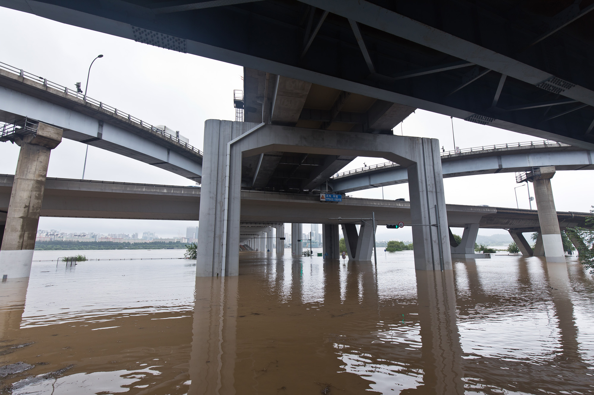 사회;세태;계절스케치;여름;장마철;장마철폭우;잠수교침수;한강잠수교;한강수위상승