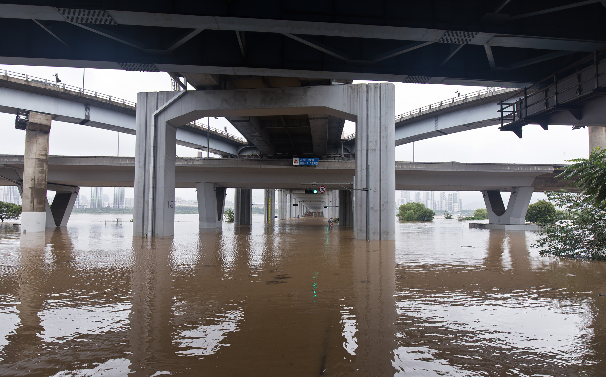 사회;세태;계절스케치;여름;장마철;장마철폭우;잠수교침수;한강잠수교;한강수위상승