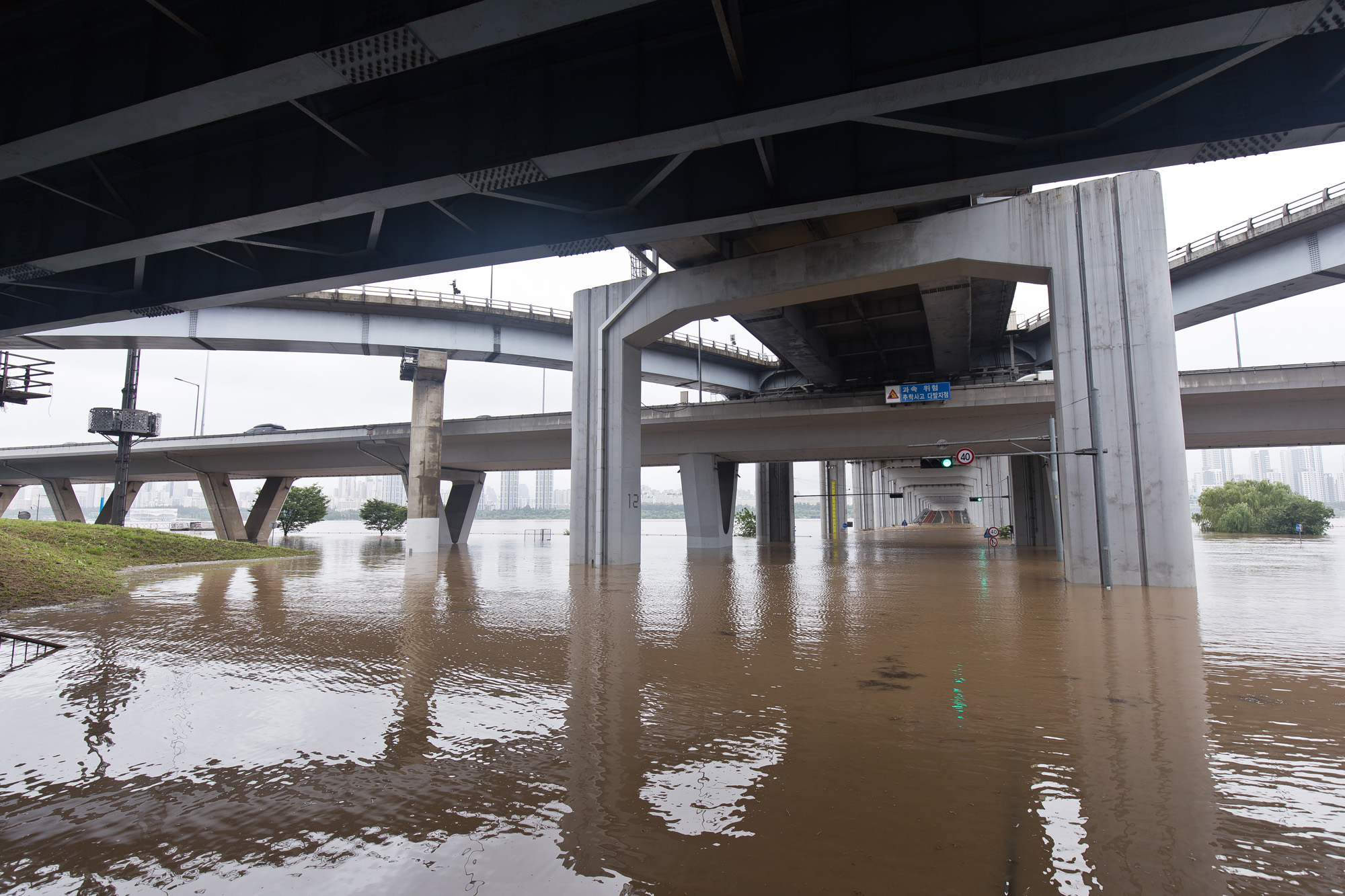 사회;세태;계절스케치;여름;장마철;장마철폭우;잠수교침수;한강잠수교;한강수위상승
