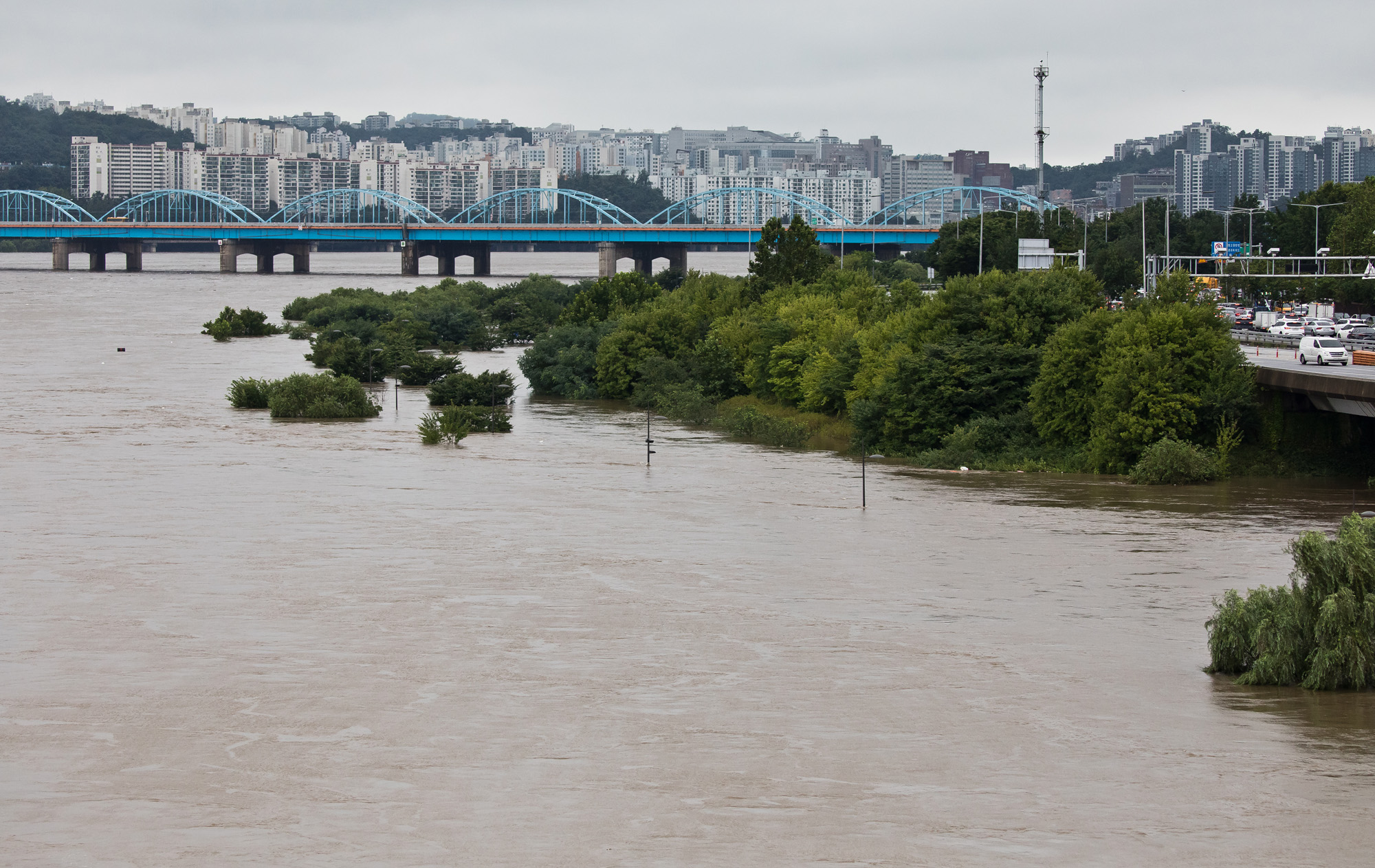 사회;세태;계절스케치;여름;장마철;장마철폭우;잠수교침수;한강잠수교;한강수위상승;반포한강공원;세빛섬;올림픽대로침수;올림픽대로통제