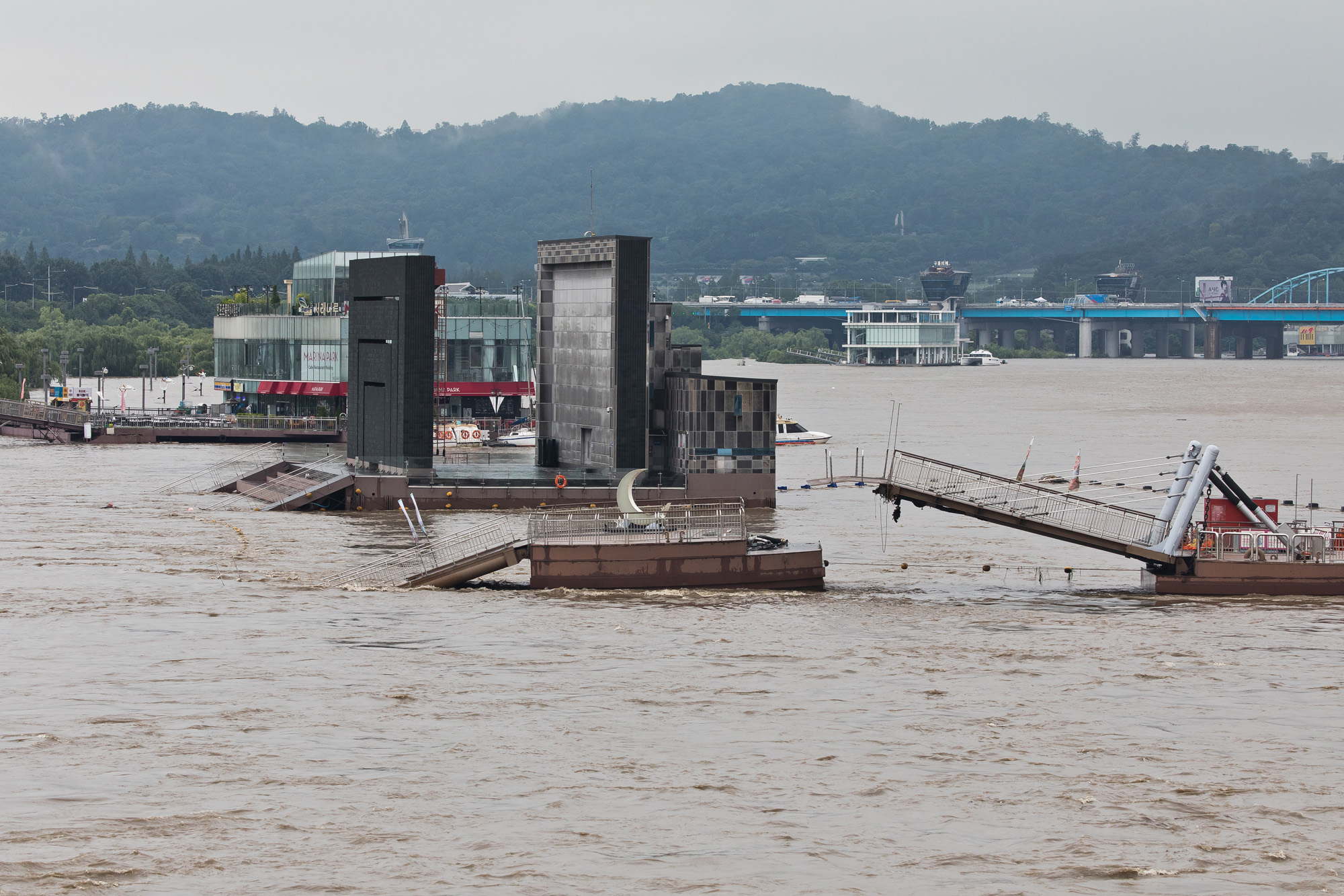 사회;세태;계절스케치;여름;장마철;장마철폭우;잠수교침수;한강잠수교;한강수위상승;반포한강공원;세빛섬;올림픽대로침수;올림픽대로통제