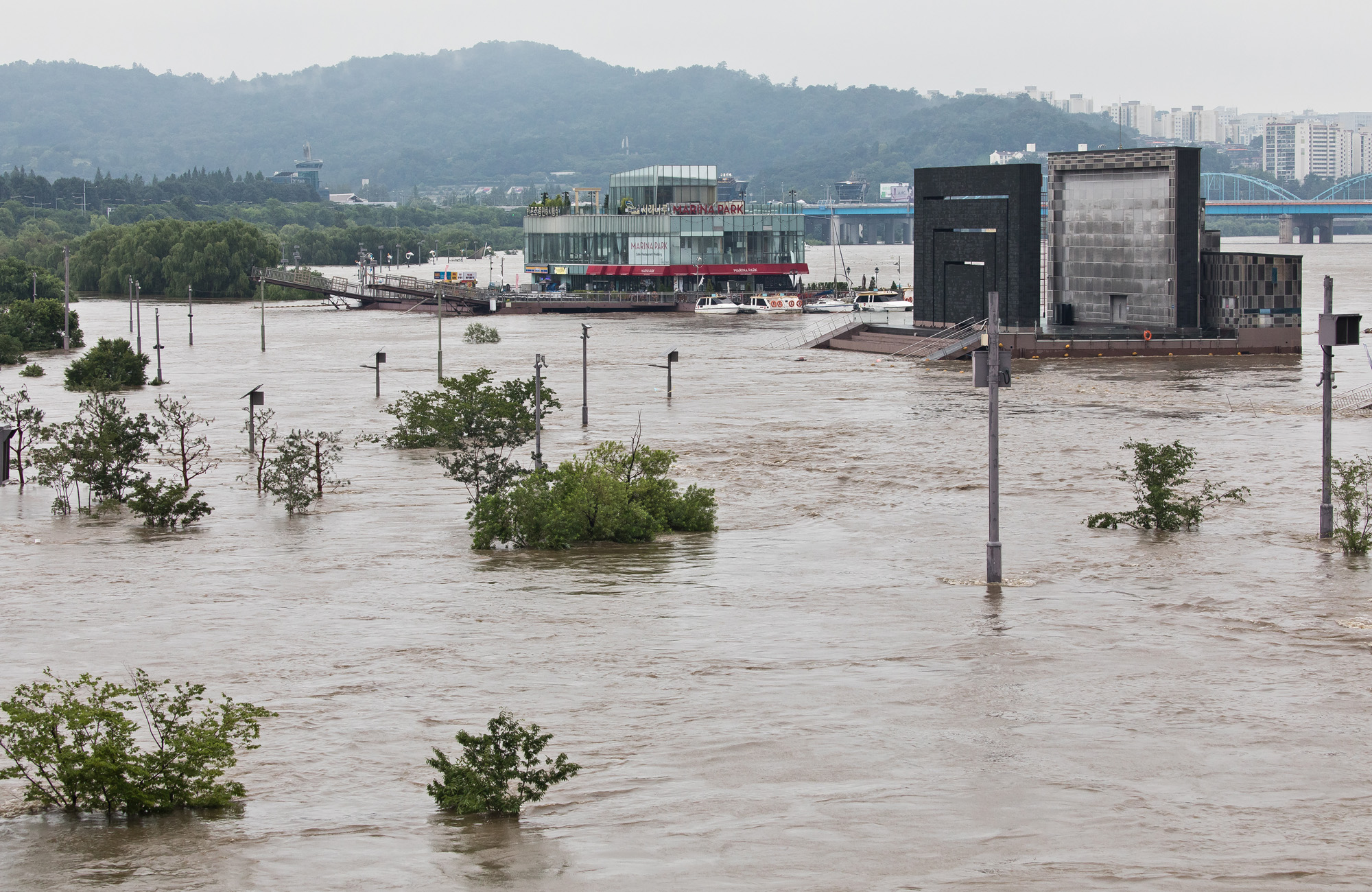 사회;세태;계절스케치;여름;장마철;장마철폭우;잠수교침수;한강잠수교;한강수위상승;반포한강공원;세빛섬;올림픽대로침수;올림픽대로통제