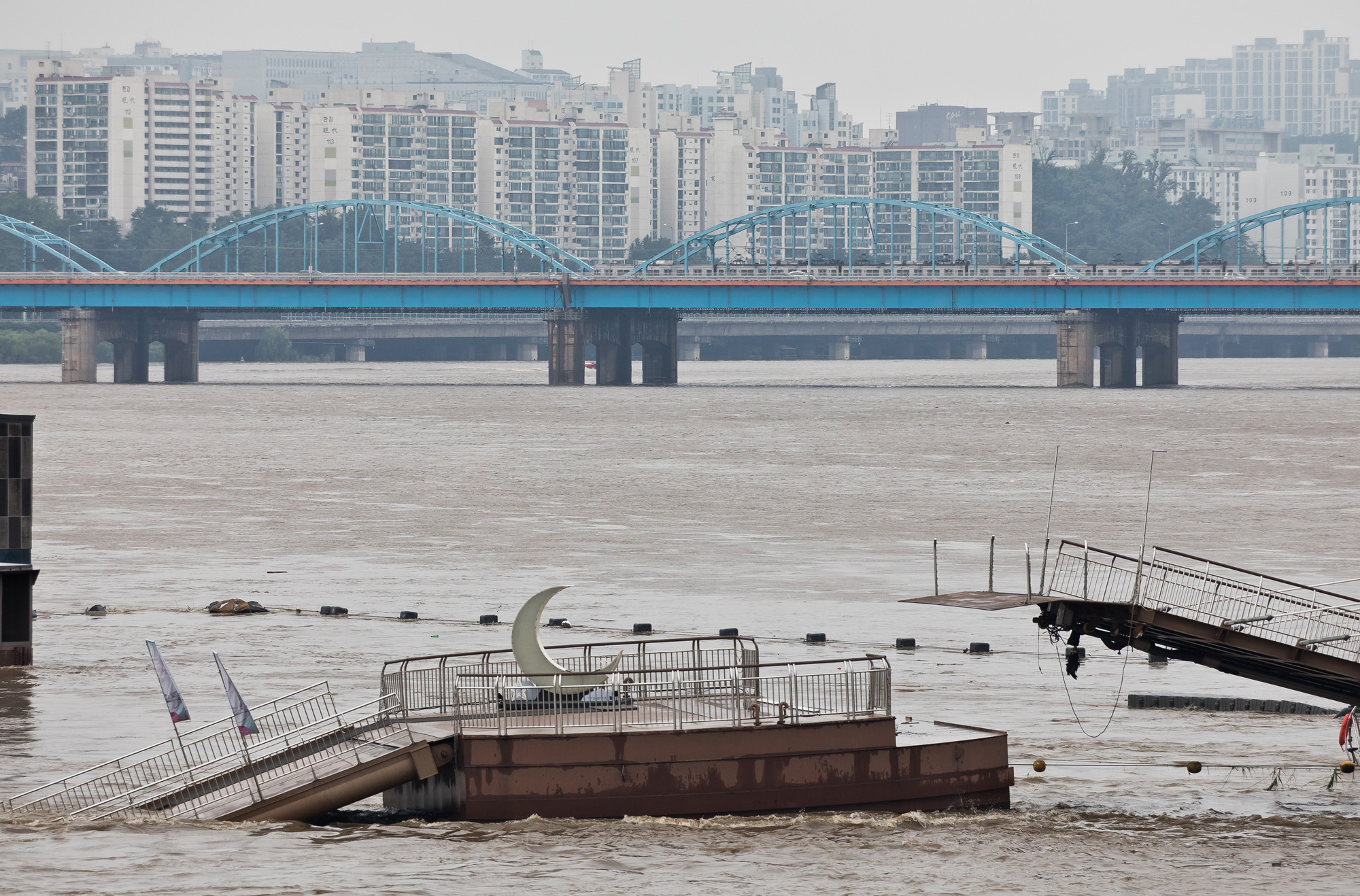사회;세태;계절스케치;여름;장마철;장마철폭우;잠수교침수;한강잠수교;한강수위상승;반포한강공원;세빛섬;올림픽대로침수;올림픽대로통제
