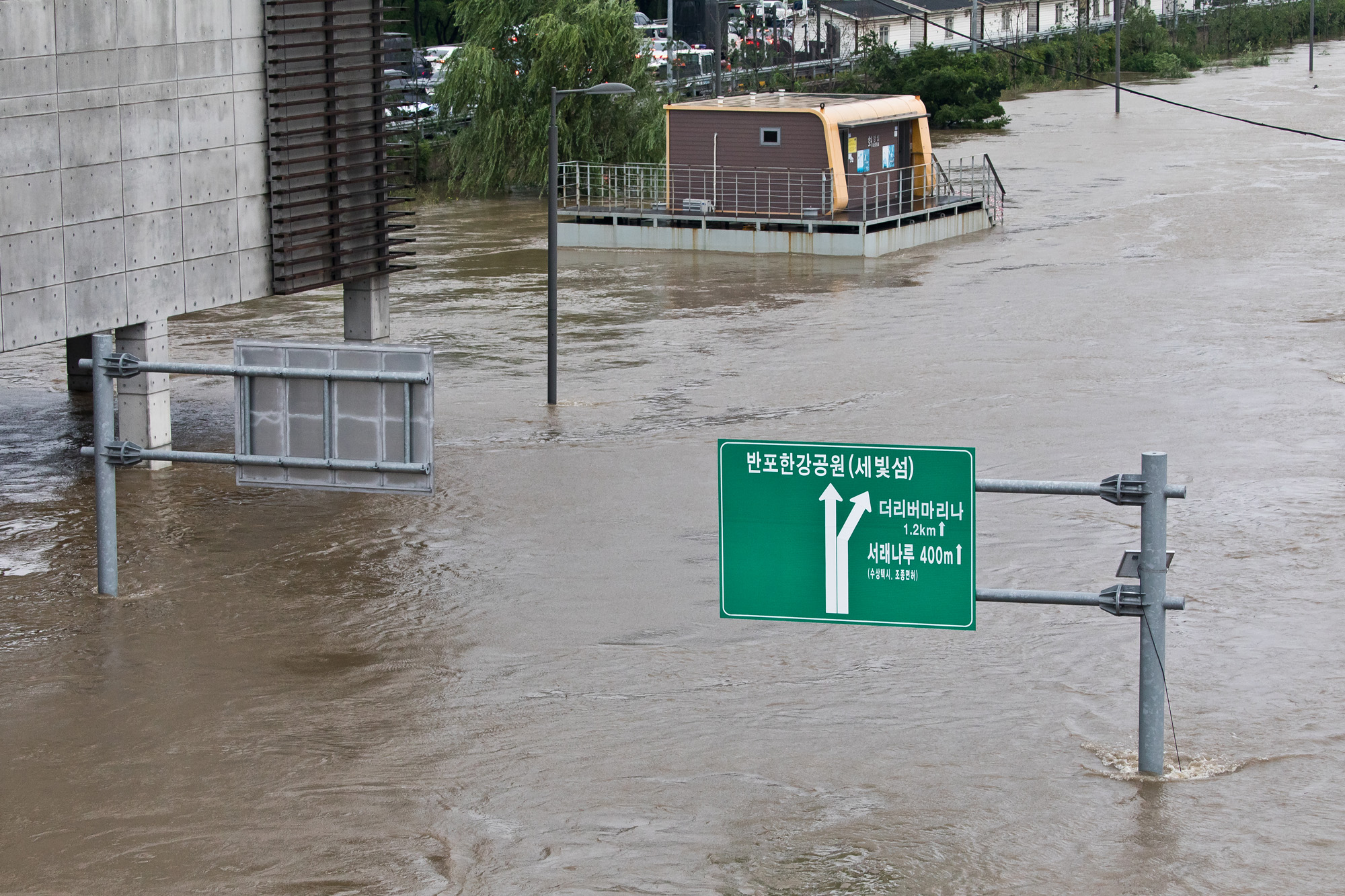 사회;세태;계절스케치;여름;장마철;장마철폭우;잠수교침수;한강잠수교;한강수위상승;반포한강공원;세빛섬;올림픽대로침수;올림픽대로통제