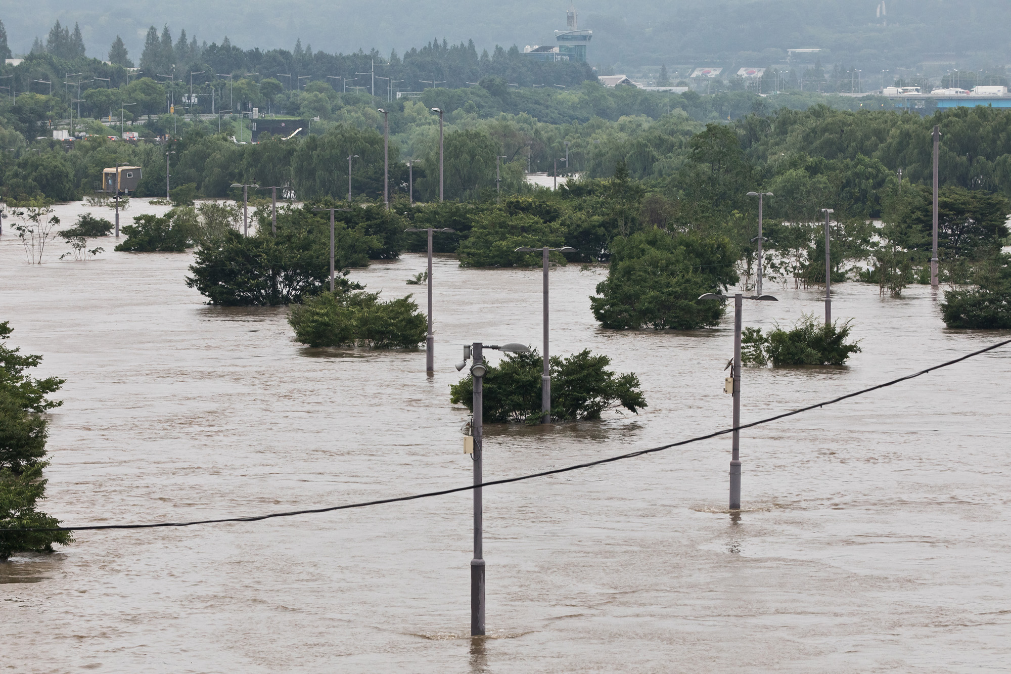 사회;세태;계절스케치;여름;장마철;장마철폭우;잠수교침수;한강잠수교;한강수위상승;반포한강공원;세빛섬;올림픽대로침수;올림픽대로통제
