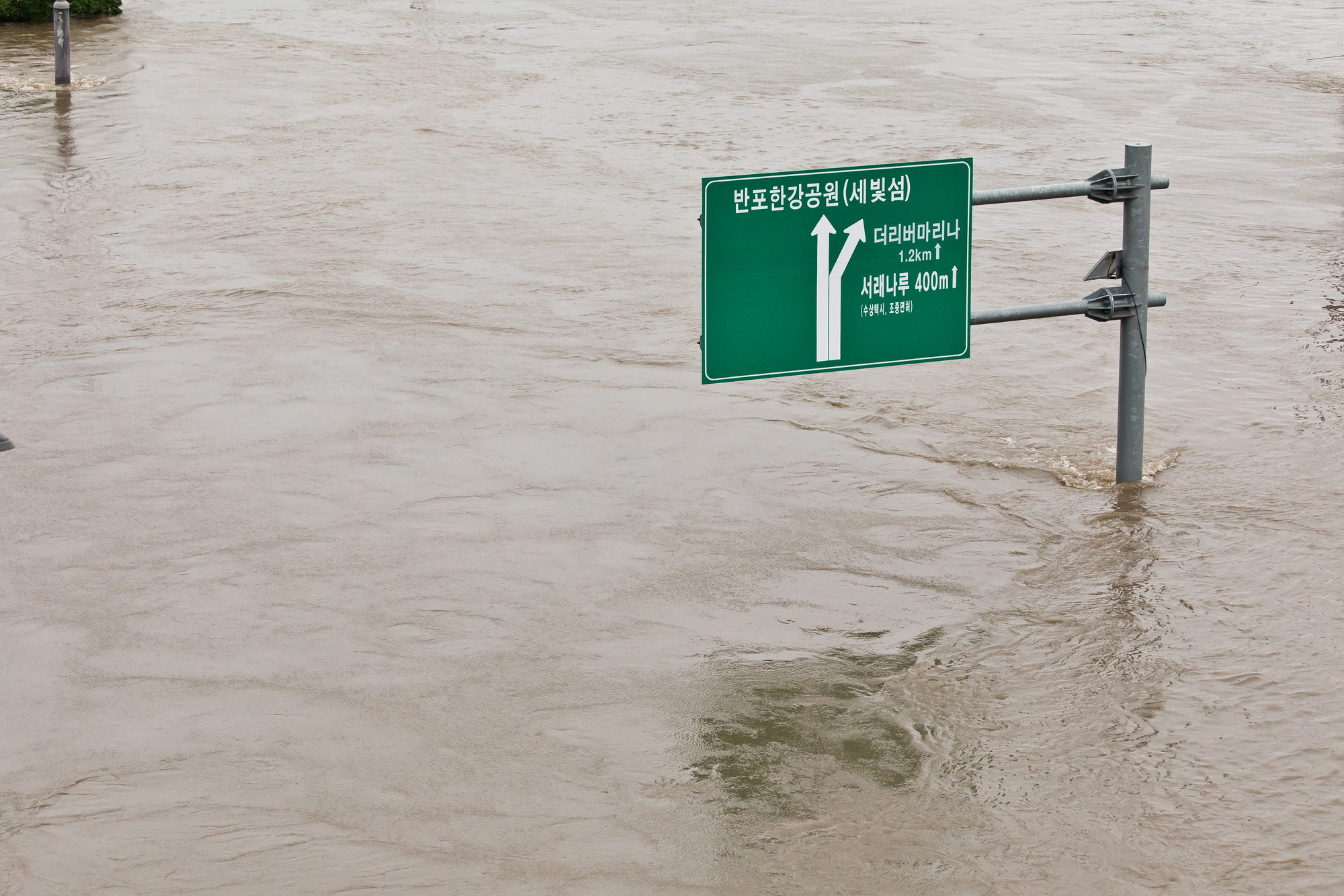 사회;세태;계절스케치;여름;장마철;장마철폭우;잠수교침수;한강잠수교;한강수위상승;반포한강공원;세빛섬;올림픽대로침수;올림픽대로통제