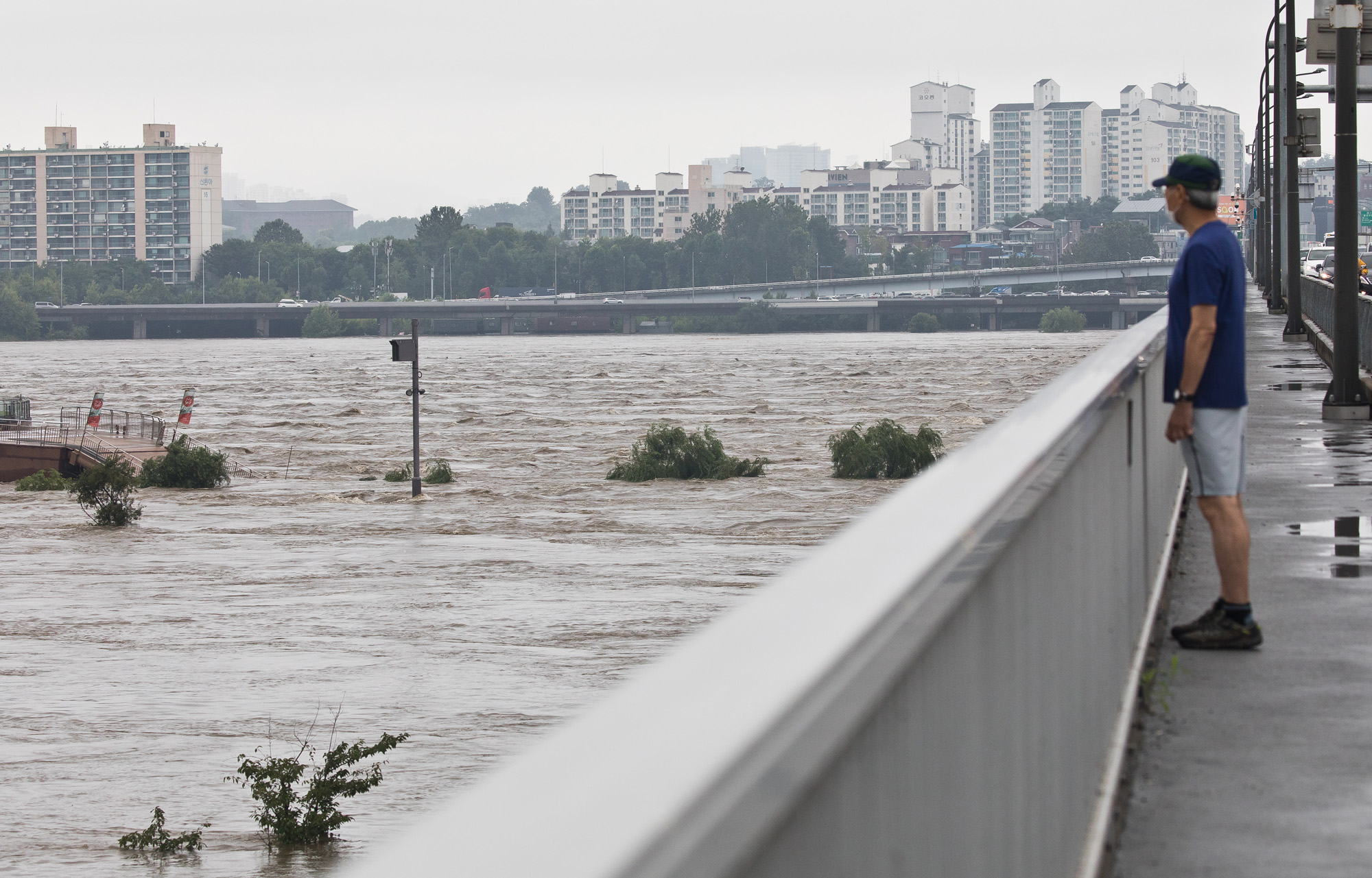사회;세태;계절스케치;여름;장마철;장마철폭우;잠수교침수;한강잠수교;한강수위상승;반포한강공원;세빛섬;올림픽대로침수;올림픽대로통제