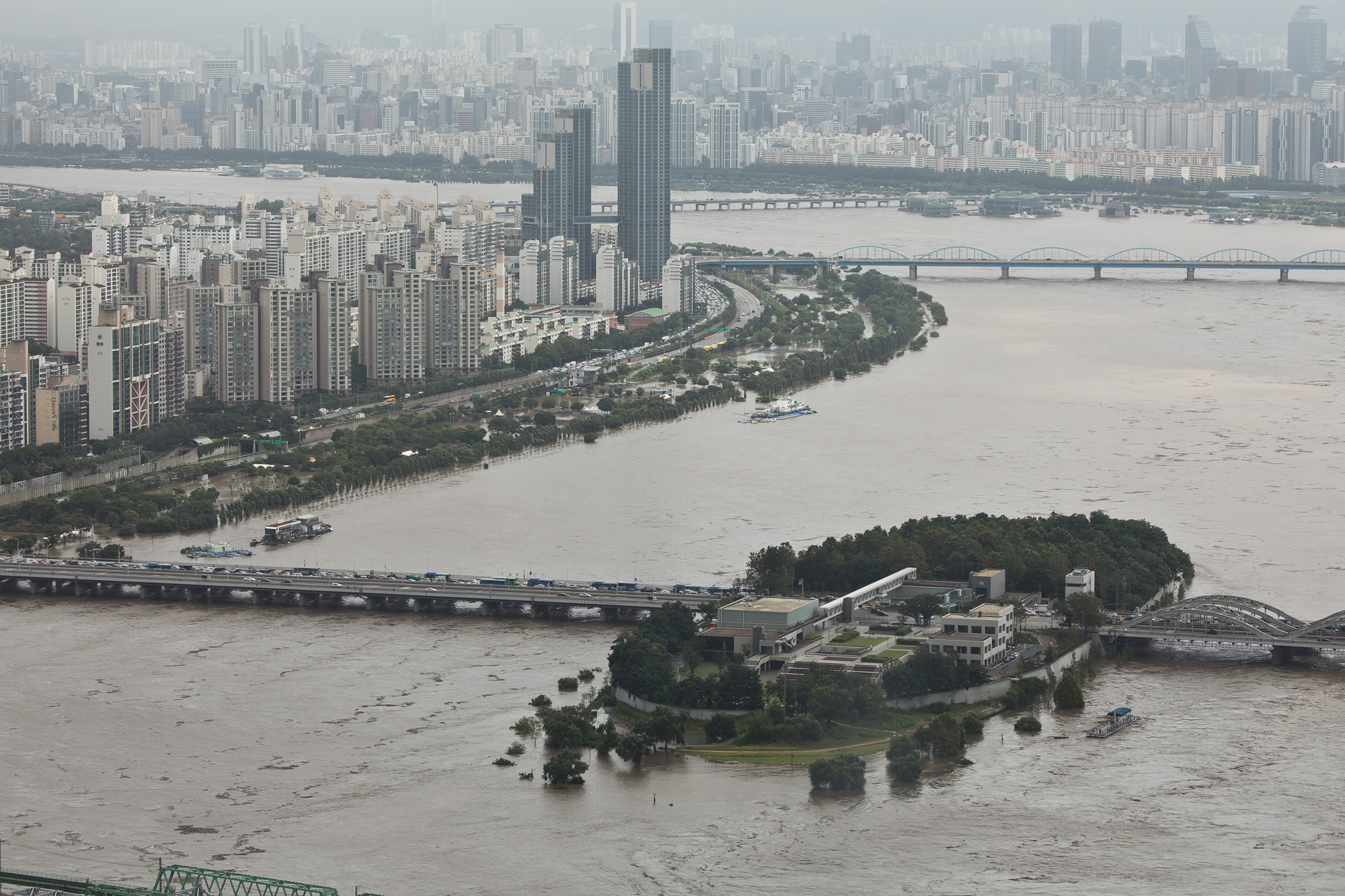 사회;세태;계절스케치;여름;장마철;장마철폭우;잠수교침수;한강잠수교;한강수위상승;반포한강공원;세빛섬;올림픽대로침수;올림픽대로통제