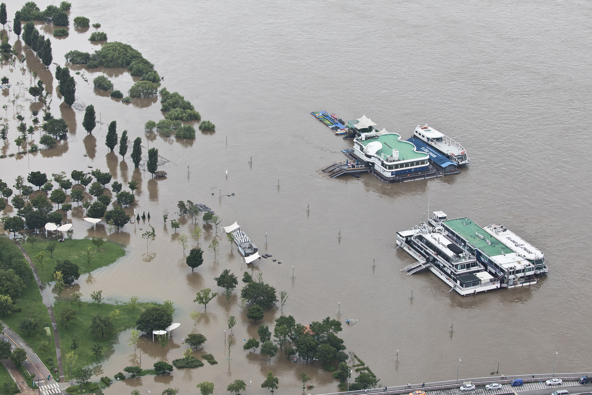 사회;세태;계절스케치;여름;장마철;장마철폭우;잠수교침수;한강잠수교;한강수위상승;반포한강공원;세빛섬;올림픽대로침수;올림픽대로통제