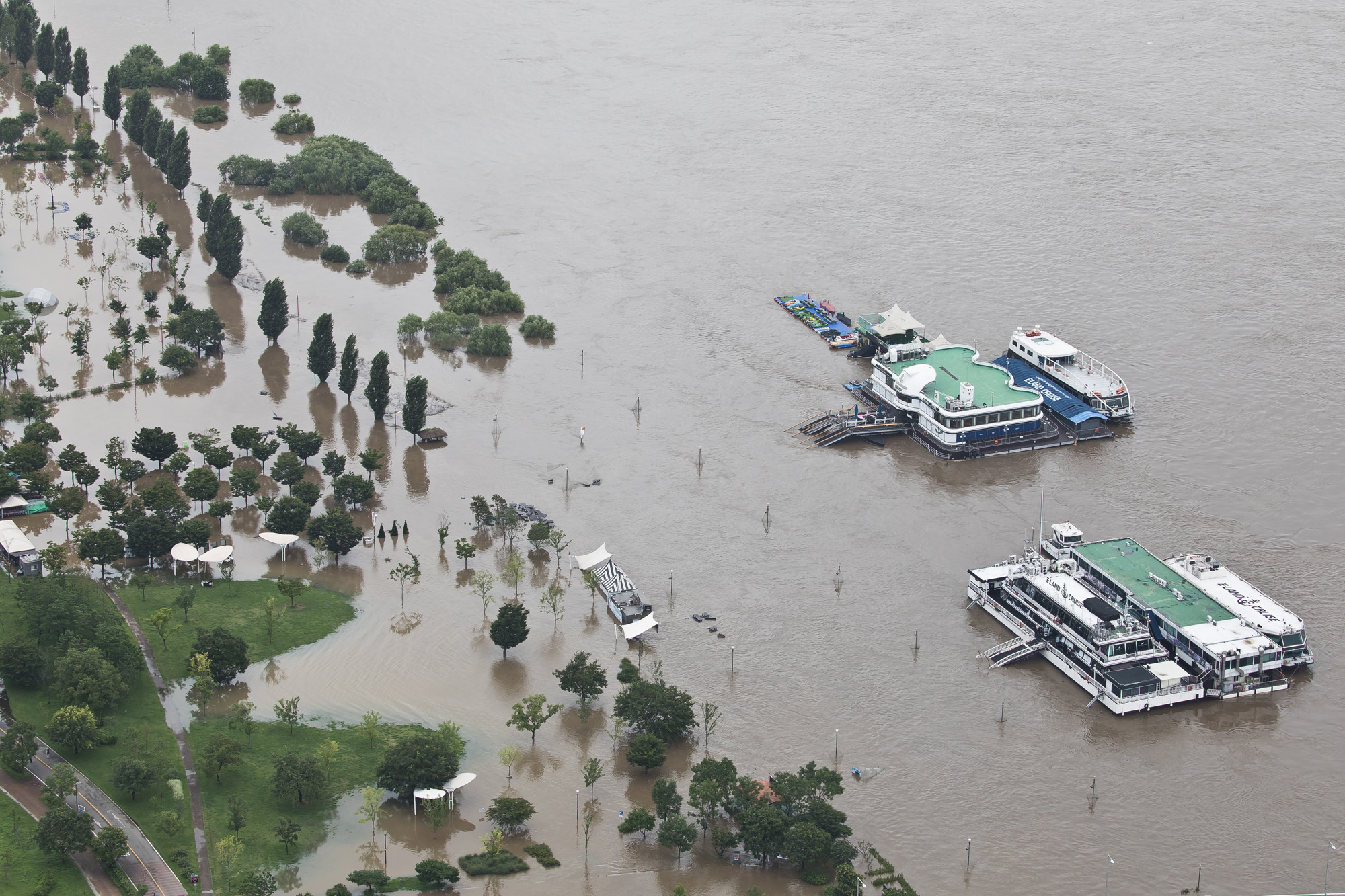 사회;세태;계절스케치;여름;장마철;장마철폭우;잠수교침수;한강잠수교;한강수위상승;반포한강공원;세빛섬;올림픽대로침수;올림픽대로통제