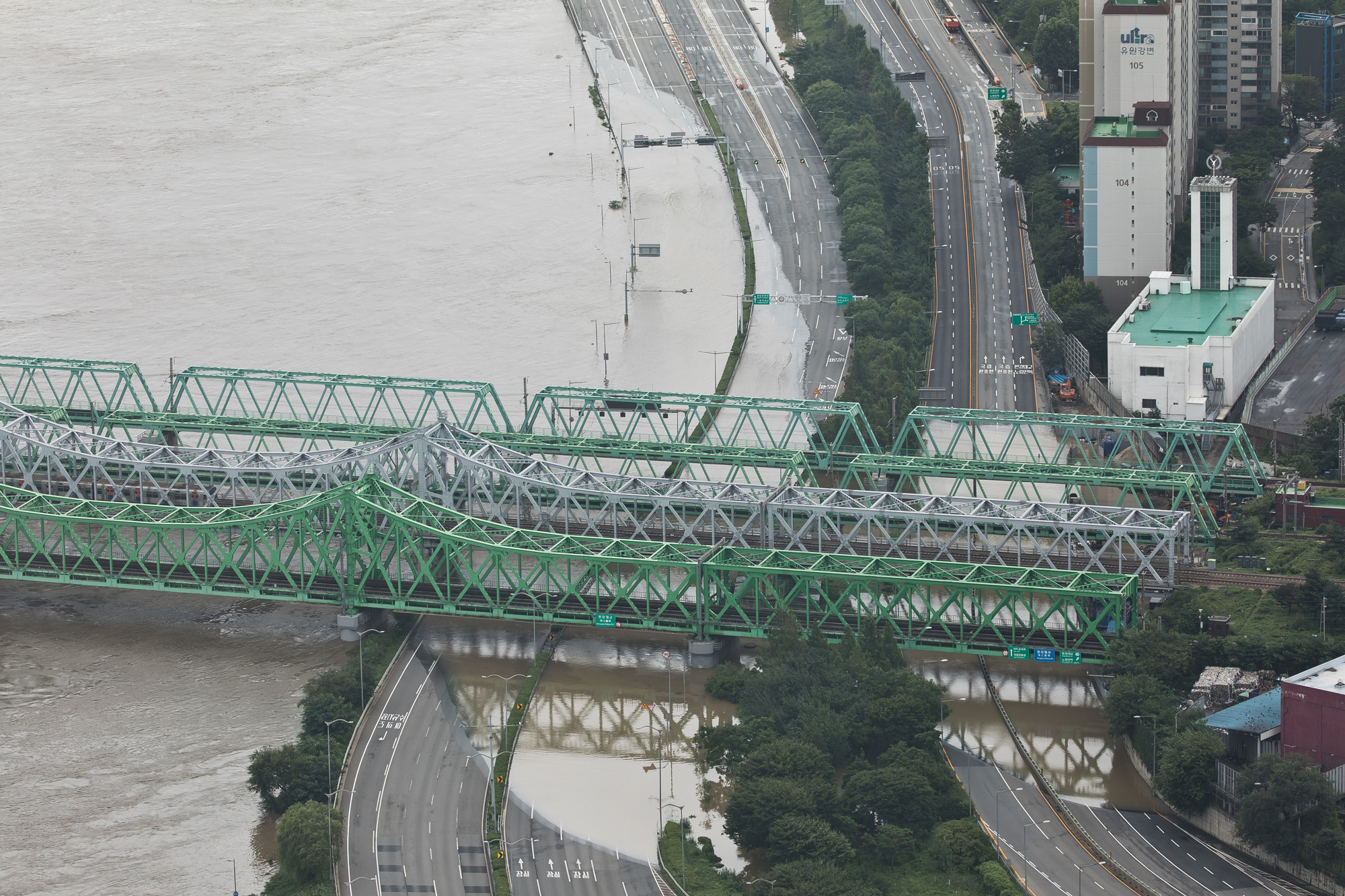 사회;세태;계절스케치;여름;장마철;장마철폭우;잠수교침수;한강잠수교;한강수위상승;반포한강공원;세빛섬;올림픽대로침수;올림픽대로통제