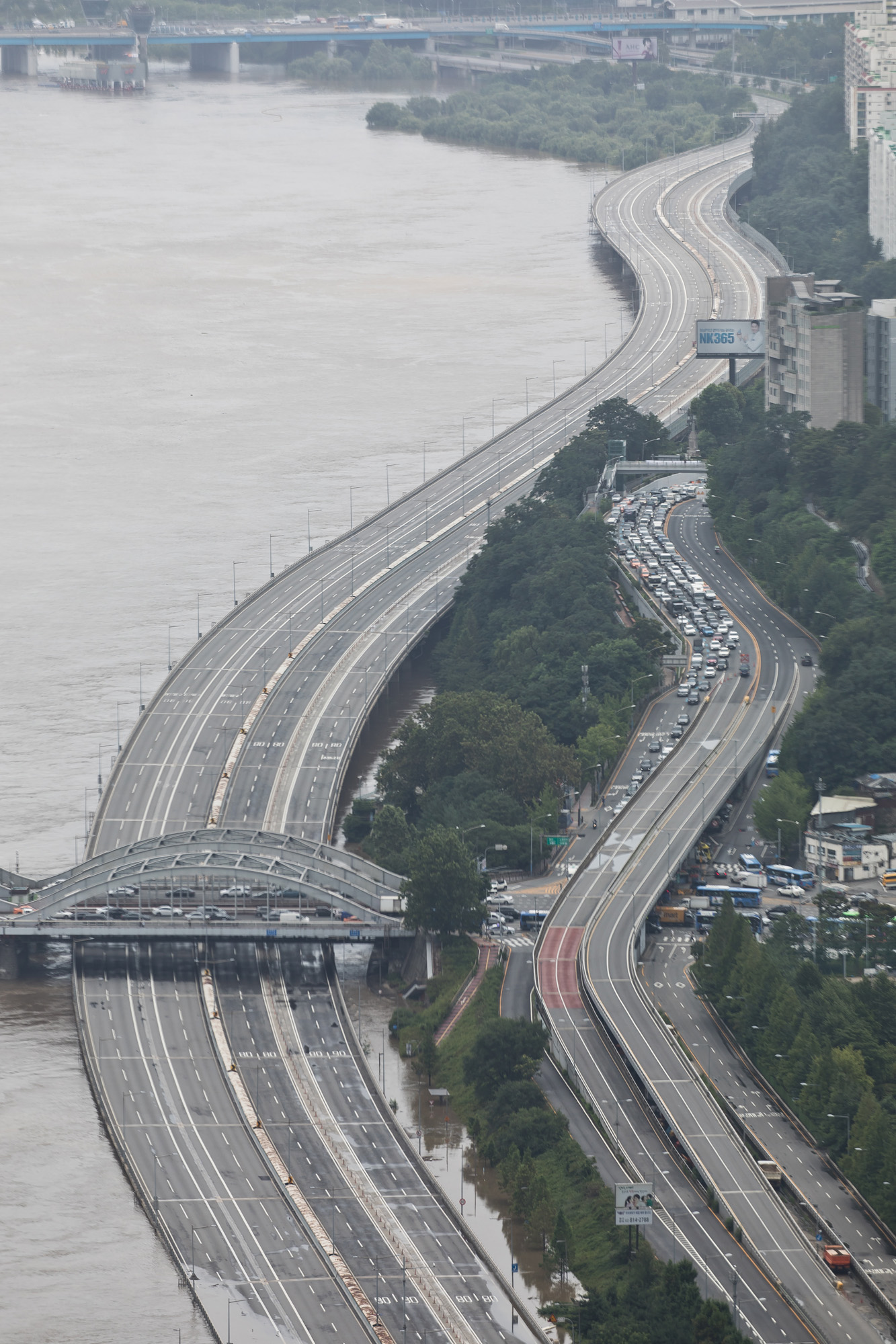 사회;세태;계절스케치;여름;장마철;장마철폭우;잠수교침수;한강잠수교;한강수위상승;반포한강공원;세빛섬;올림픽대로침수;올림픽대로통제