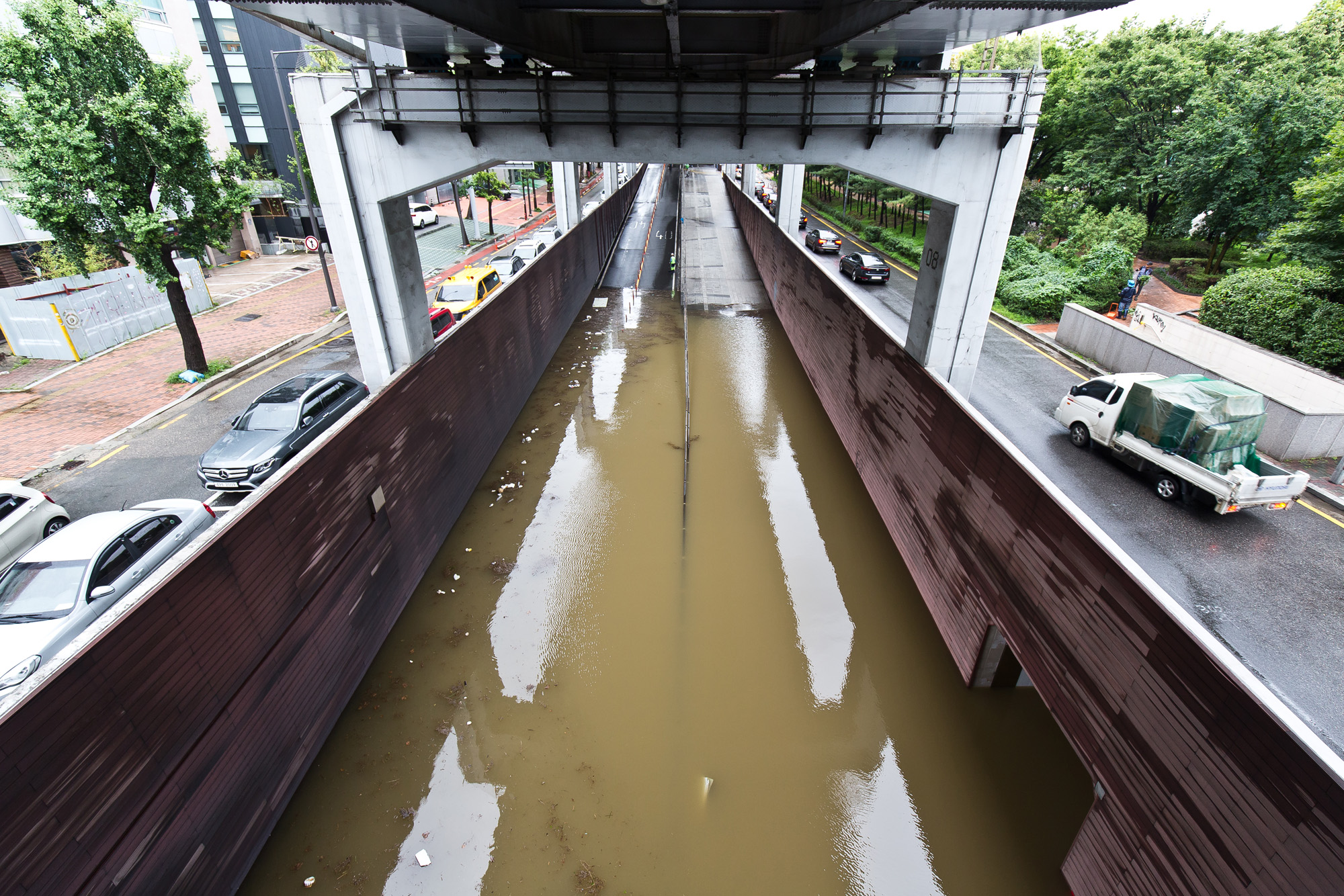 사회;세태;계절스케치;여름;장마철;장마철폭우;잠수교침수;한강잠수교;한강수위상승;반포한강공원;세빛섬;올림픽대로침수;올림픽대로통제