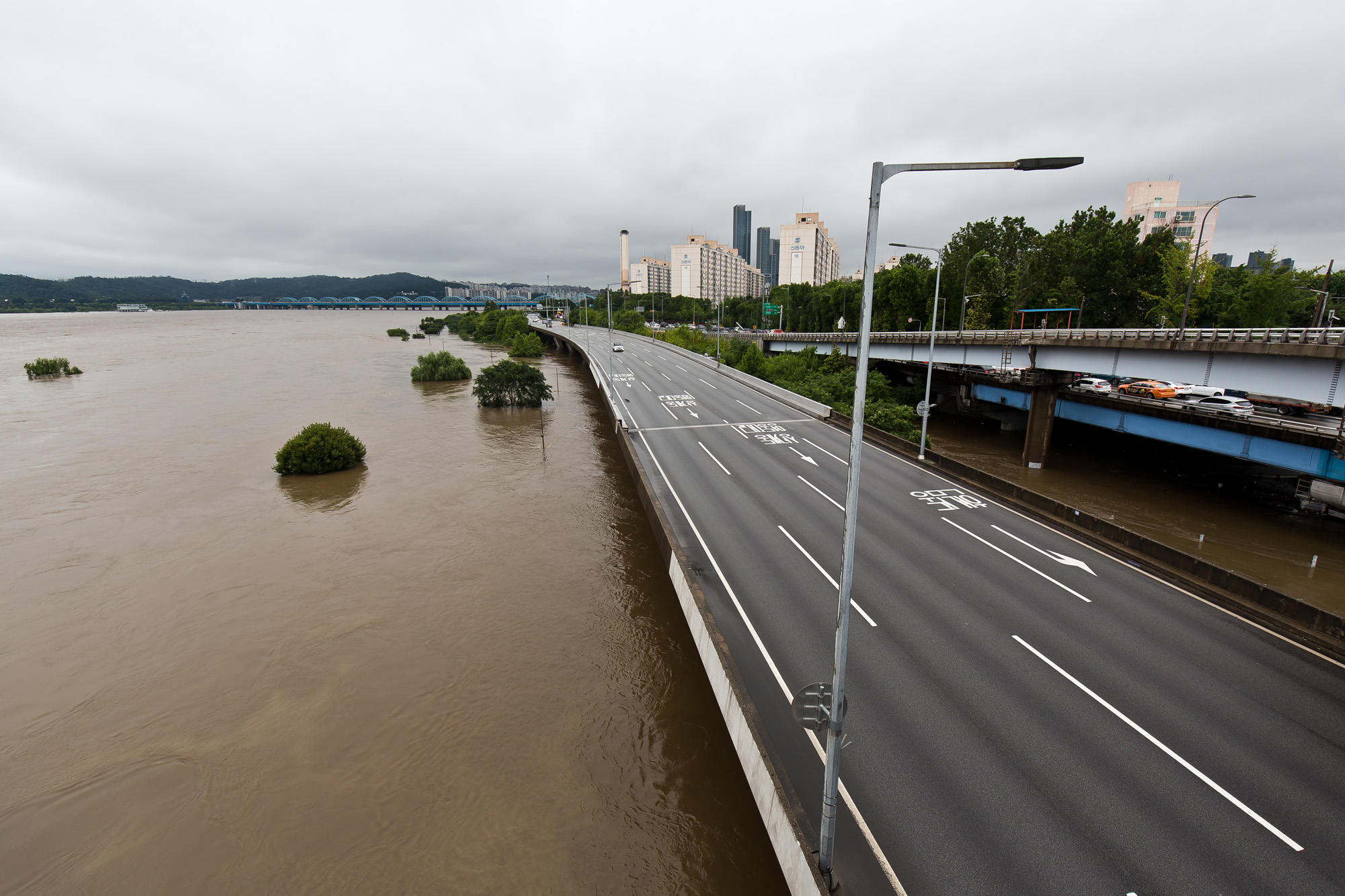 사회;세태;계절스케치;여름;장마철;장마철폭우;잠수교침수;한강잠수교;한강수위상승;반포한강공원;세빛섬;올림픽대로침수;올림픽대로통제