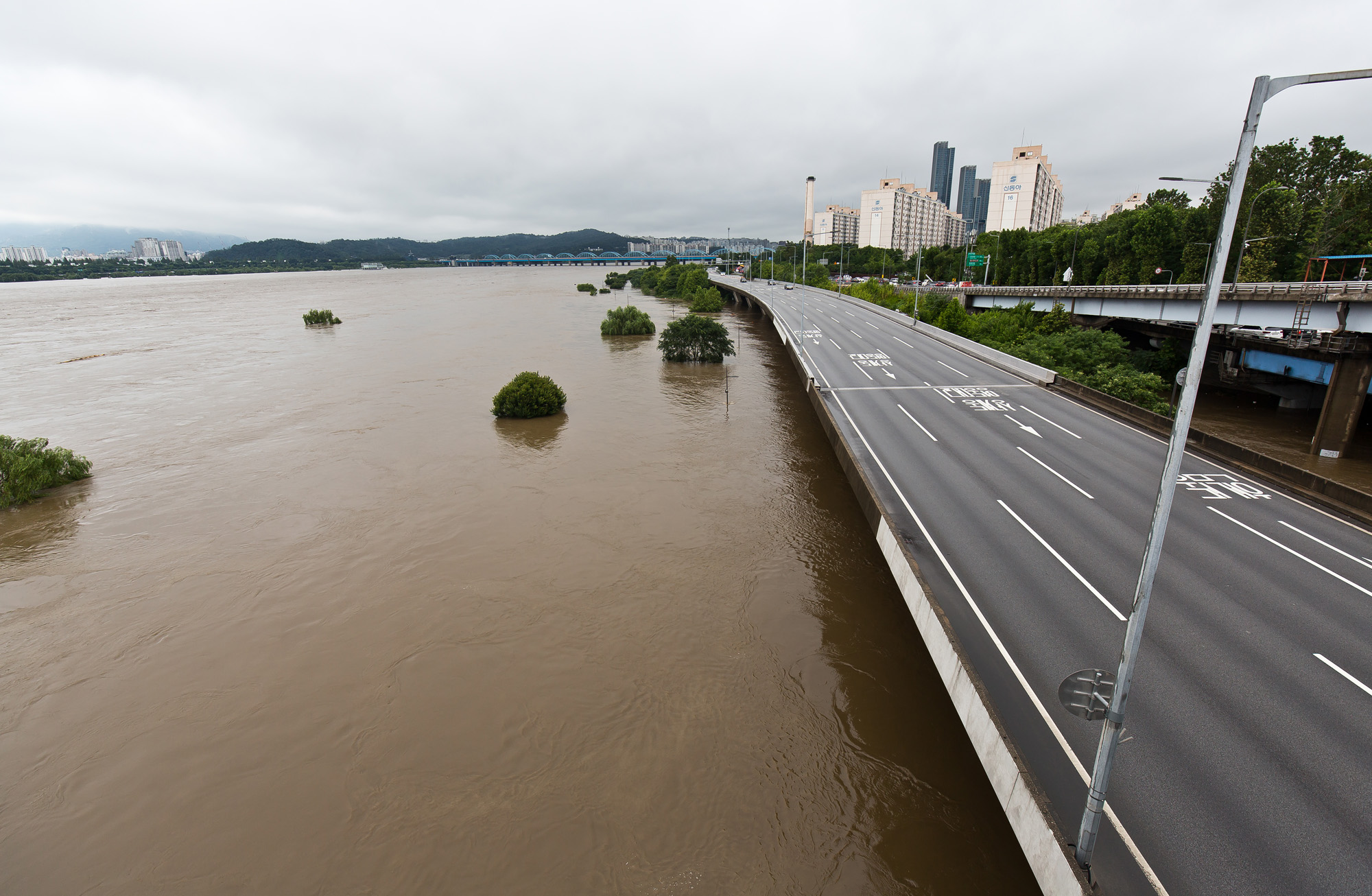사회;세태;계절스케치;여름;장마철;장마철폭우;잠수교침수;한강잠수교;한강수위상승;반포한강공원;세빛섬;올림픽대로침수;올림픽대로통제
