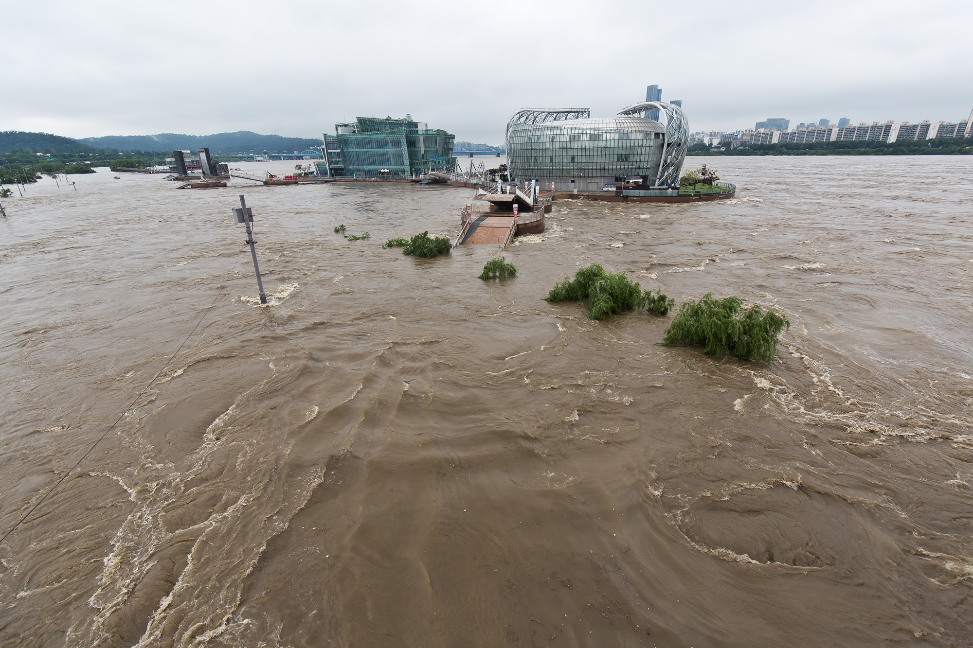 사회;세태;계절스케치;여름;장마철;장마철폭우;잠수교침수;한강잠수교;한강수위상승;반포한강공원;세빛섬;올림픽대로침수;올림픽대로통제