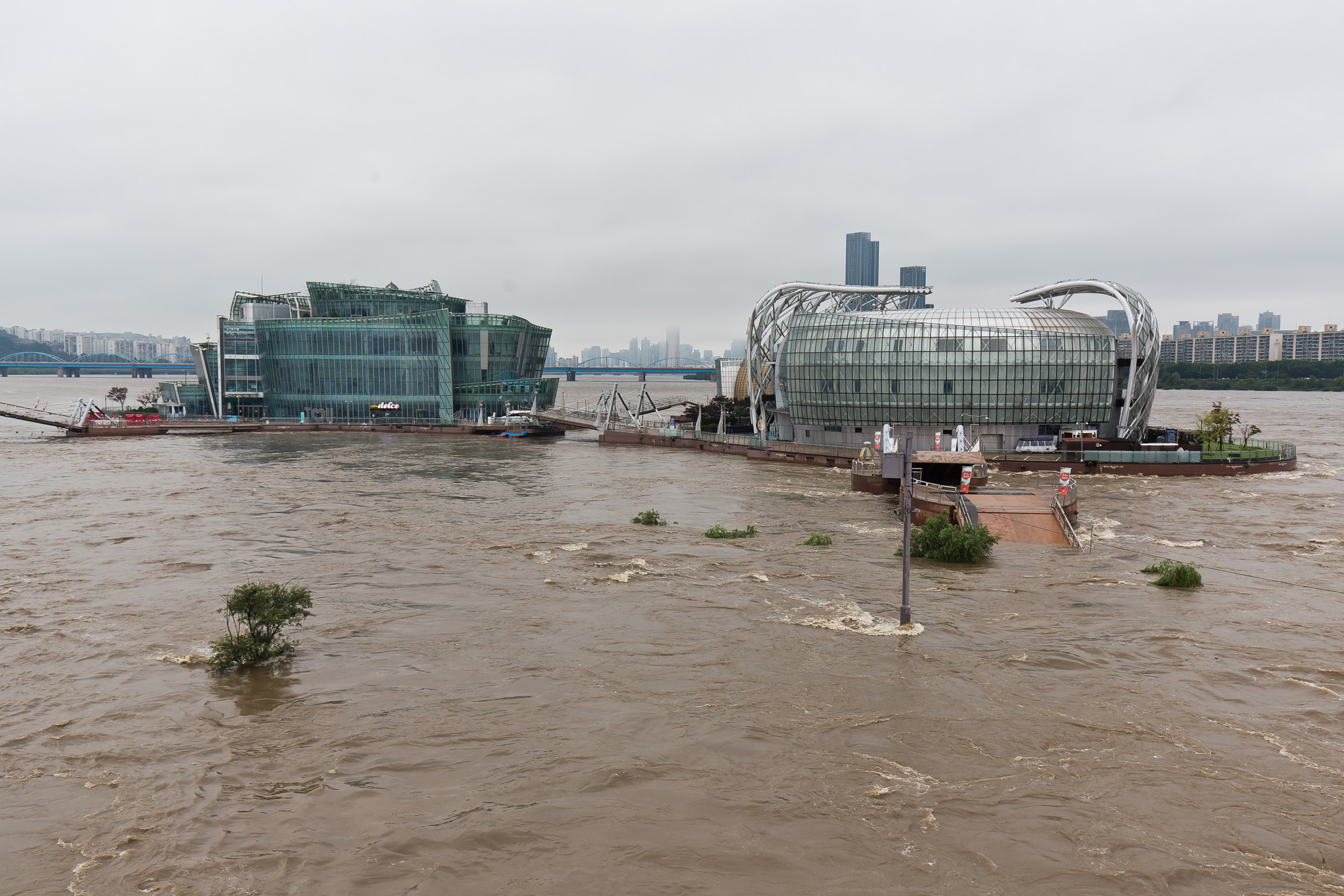 사회;세태;계절스케치;여름;장마철;장마철폭우;잠수교침수;한강잠수교;한강수위상승;반포한강공원;세빛섬;올림픽대로침수;올림픽대로통제