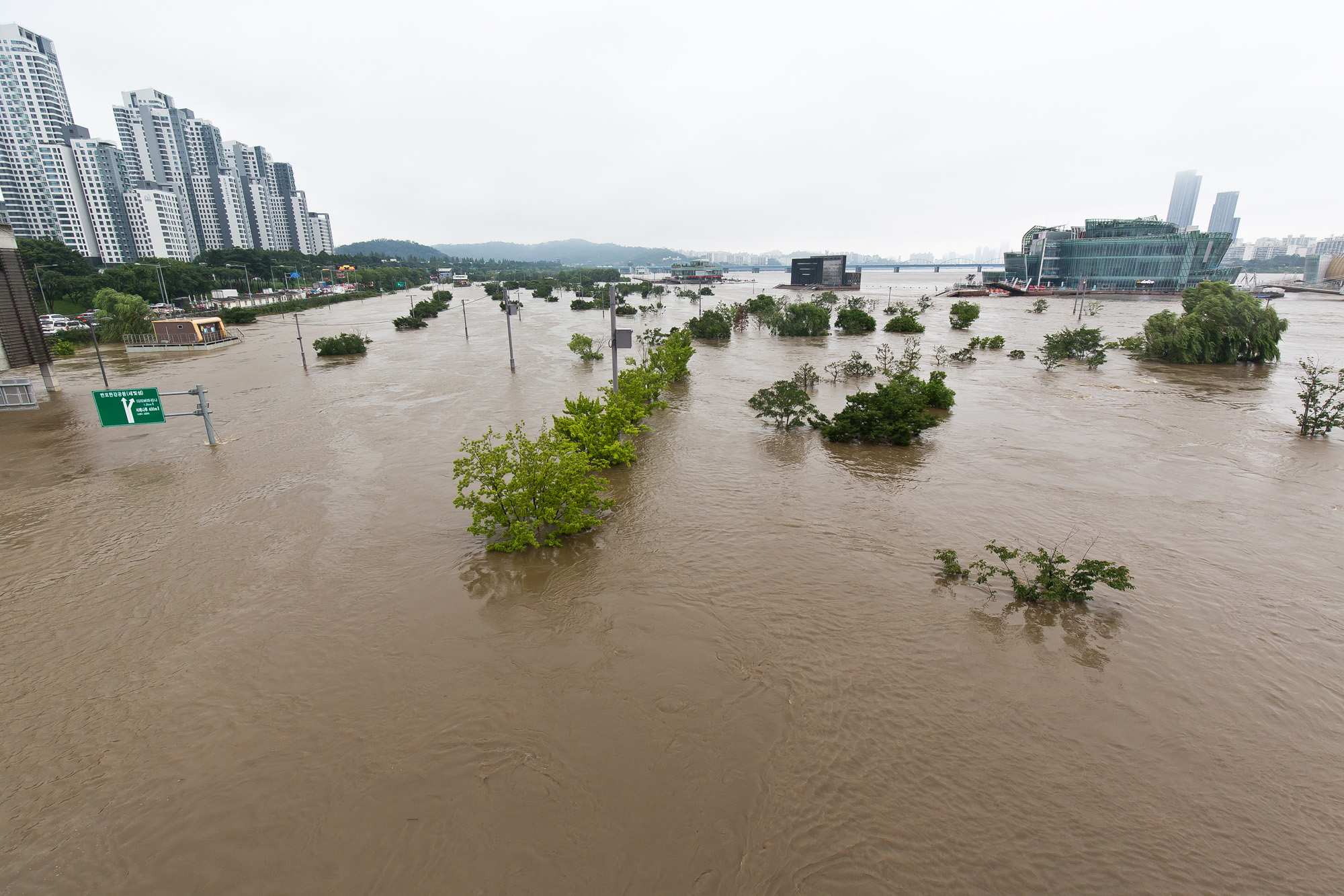 사회;세태;계절스케치;여름;장마철;장마철폭우;잠수교침수;한강잠수교;한강수위상승;반포한강공원;세빛섬;올림픽대로침수;올림픽대로통제