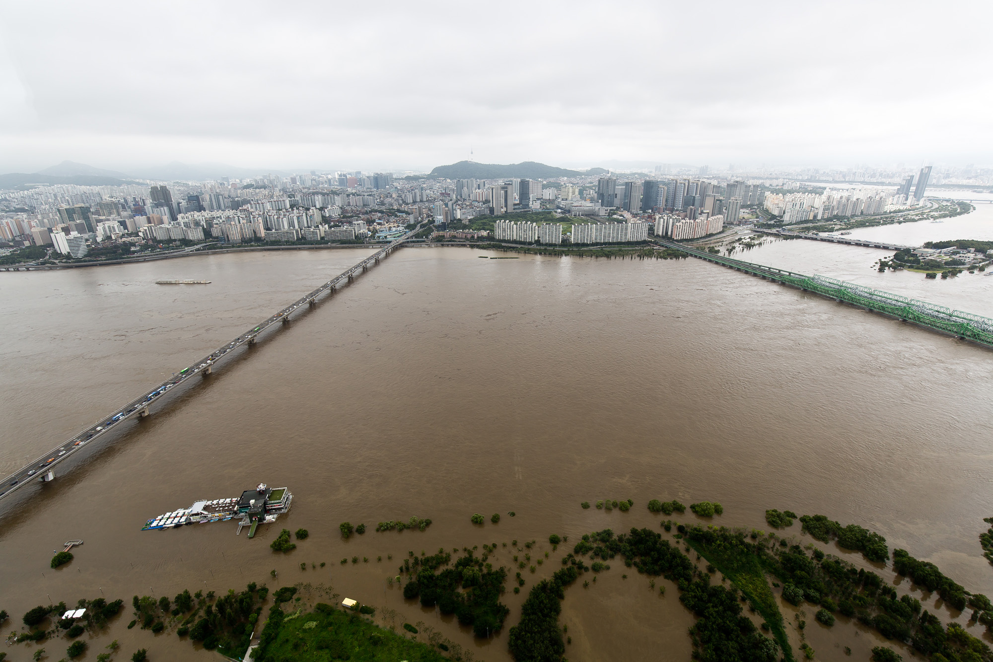 사회;세태;계절스케치;여름;장마철;장마철폭우;잠수교침수;한강잠수교;한강수위상승;반포한강공원;세빛섬;올림픽대로침수;올림픽대로통제