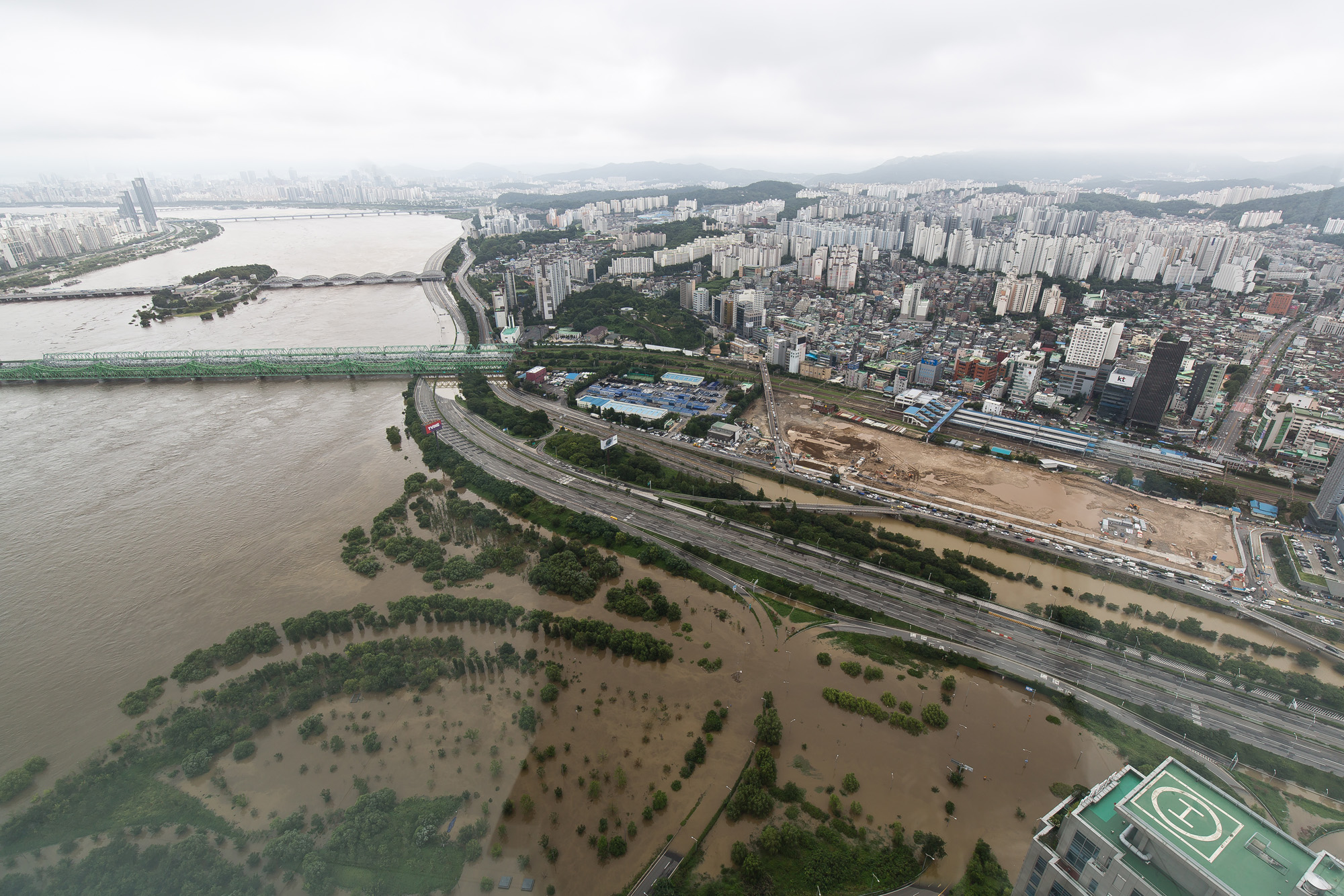 사회;세태;계절스케치;여름;장마철;장마철폭우;잠수교침수;한강잠수교;한강수위상승;반포한강공원;세빛섬;올림픽대로침수;올림픽대로통제