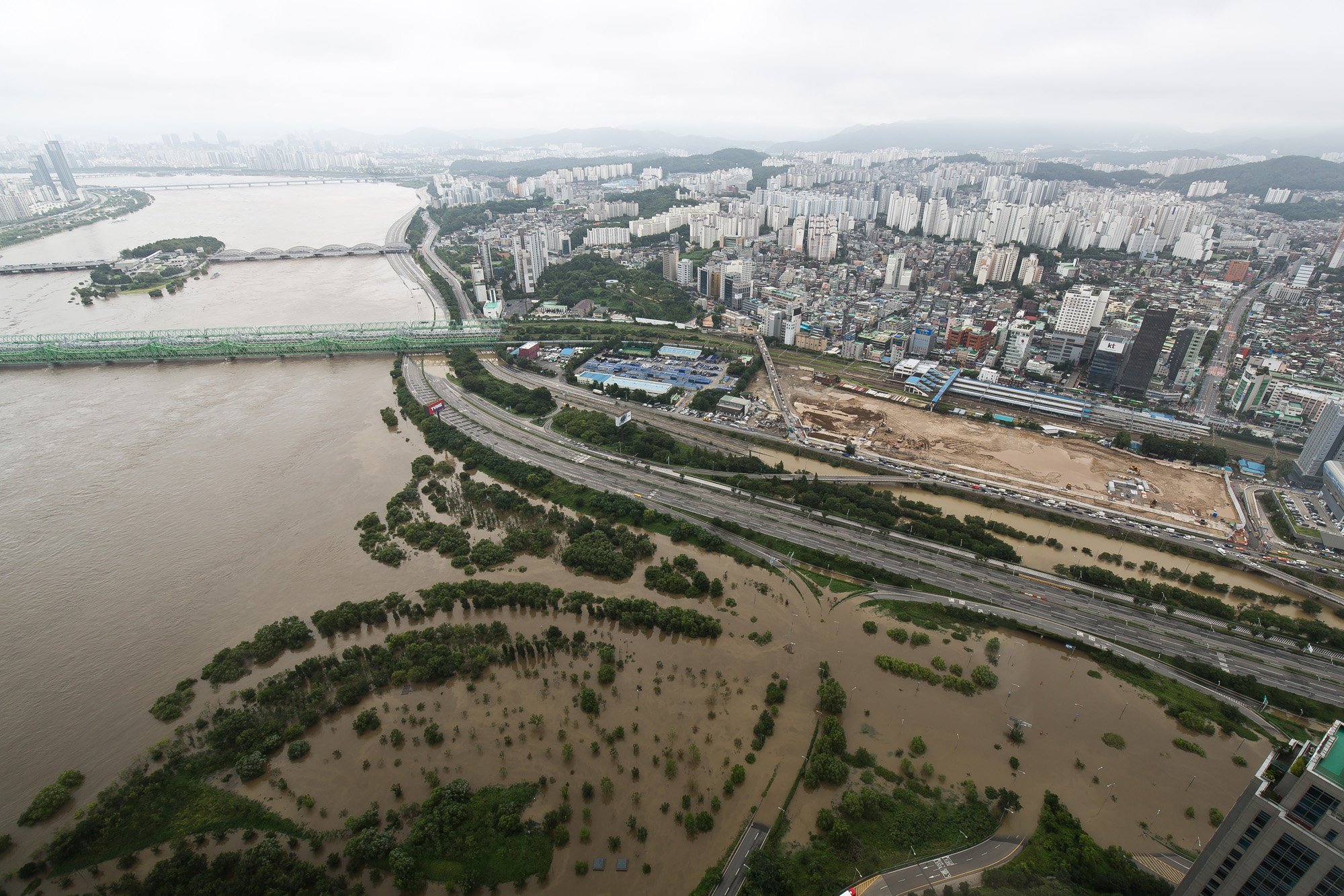 사회;세태;계절스케치;여름;장마철;장마철폭우;잠수교침수;한강잠수교;한강수위상승;반포한강공원;세빛섬;올림픽대로침수;올림픽대로통제