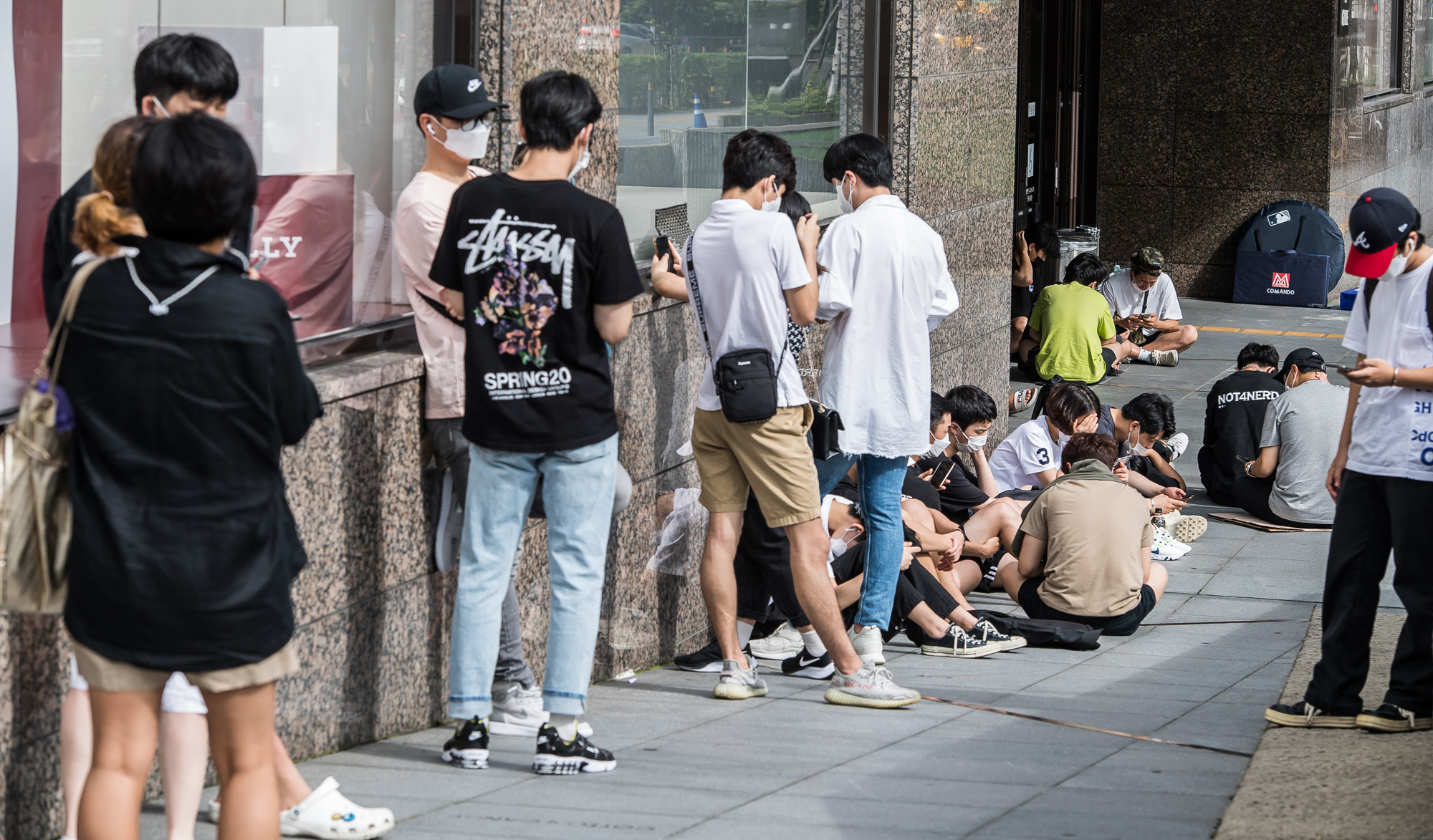 사회;세태;전염병;판데믹;코로나19;신종코로나바이러스감염증;COVID-19;사회적거리두기;사회적거리두기2.5단계;현대백화점 판교점;신발한정판구매