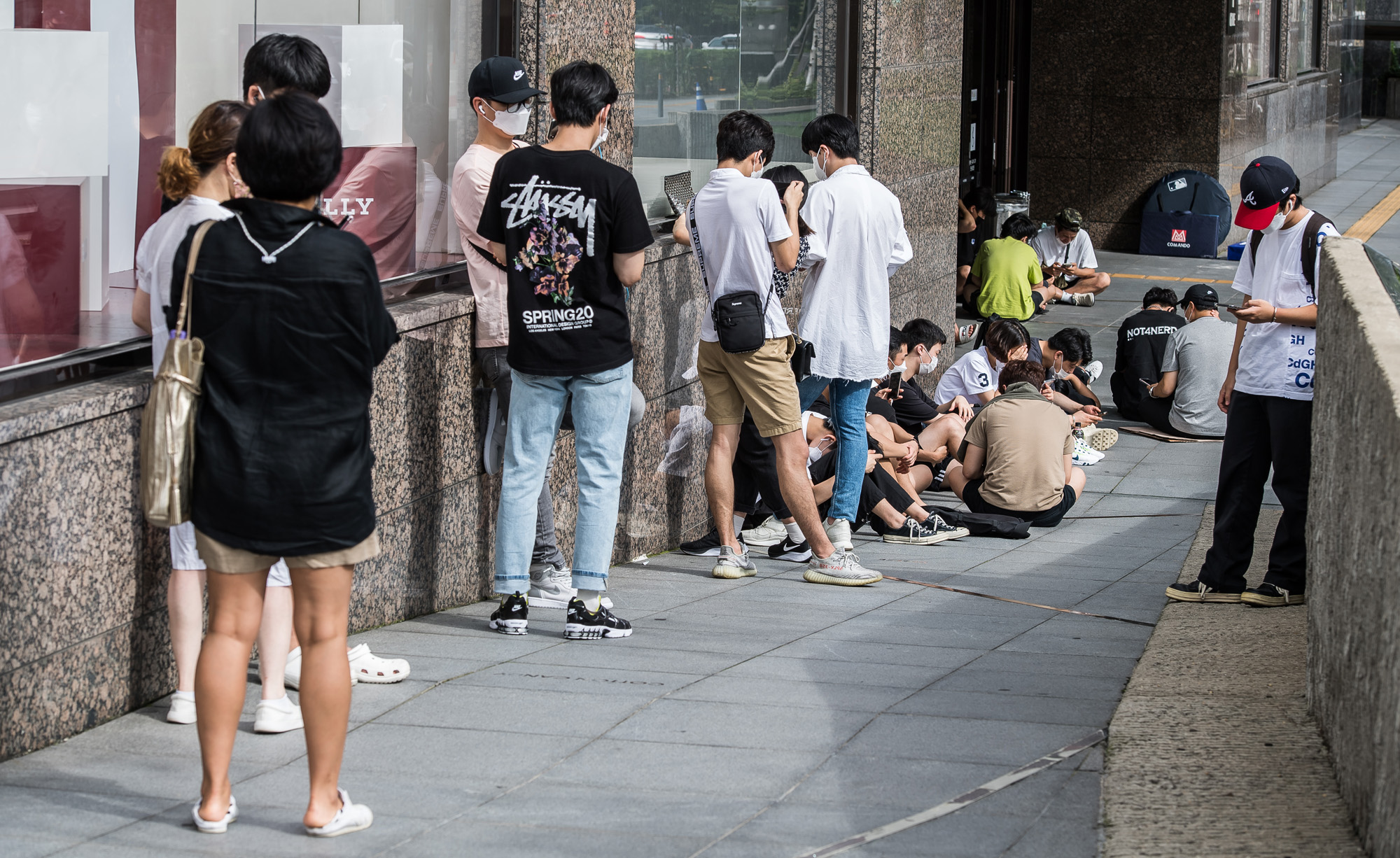 사회;세태;전염병;판데믹;코로나19;신종코로나바이러스감염증;COVID-19;사회적거리두기;사회적거리두기2.5단계;현대백화점 판교점;신발한정판구매