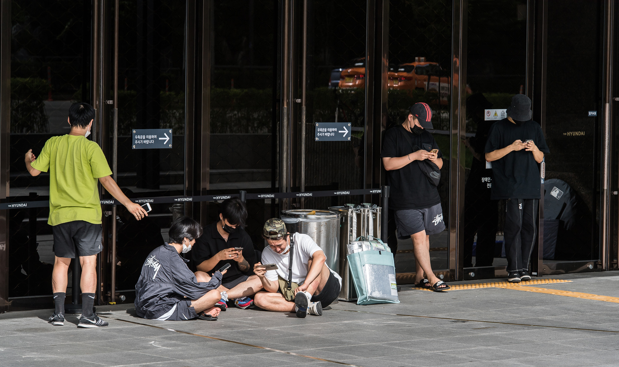 사회;세태;전염병;판데믹;코로나19;신종코로나바이러스감염증;COVID-19;사회적거리두기;사회적거리두기2.5단계;현대백화점 판교점;신발한정판구매