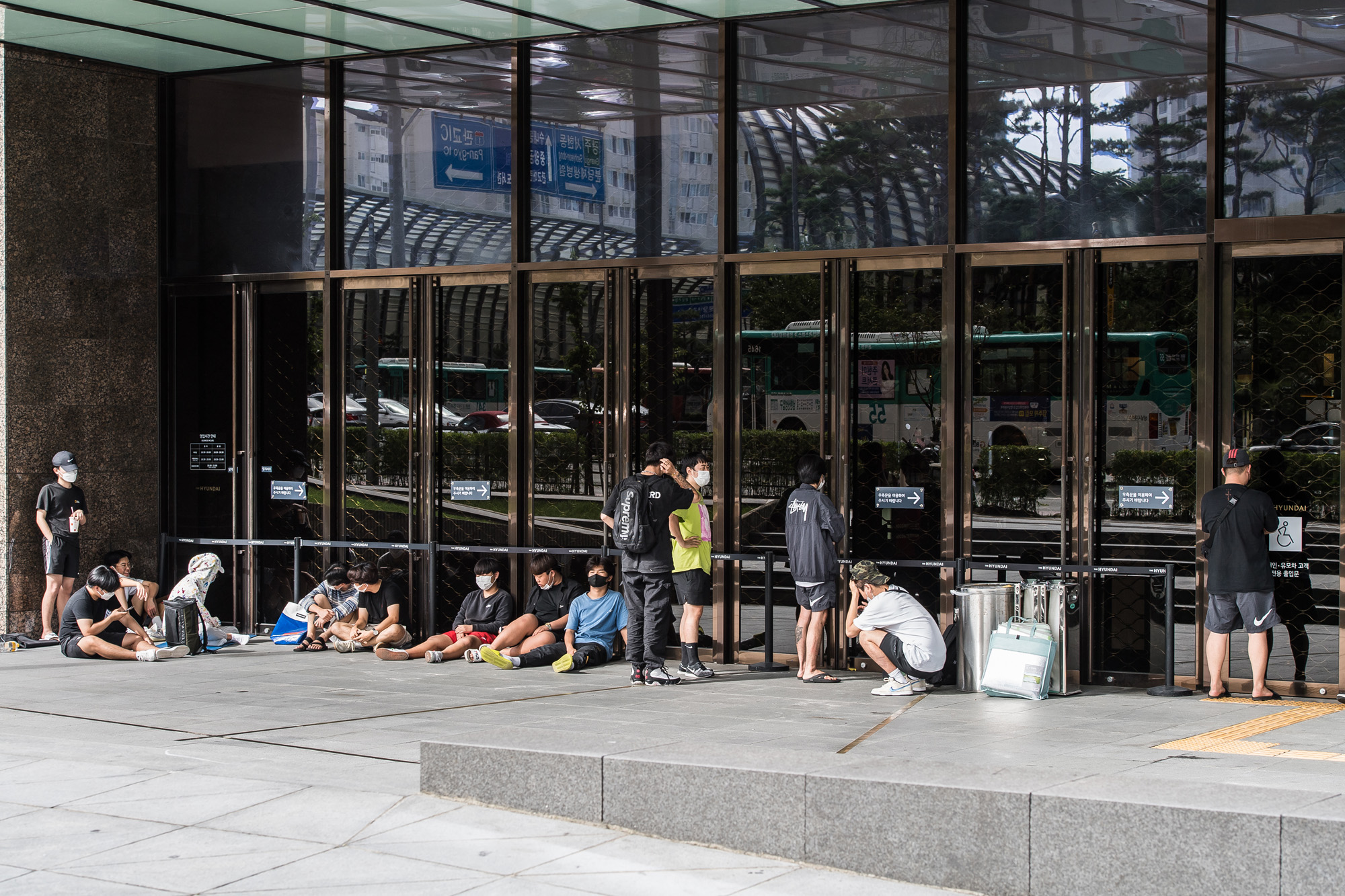 사회;세태;전염병;판데믹;코로나19;신종코로나바이러스감염증;COVID-19;사회적거리두기;사회적거리두기2.5단계;현대백화점 판교점;신발한정판구매