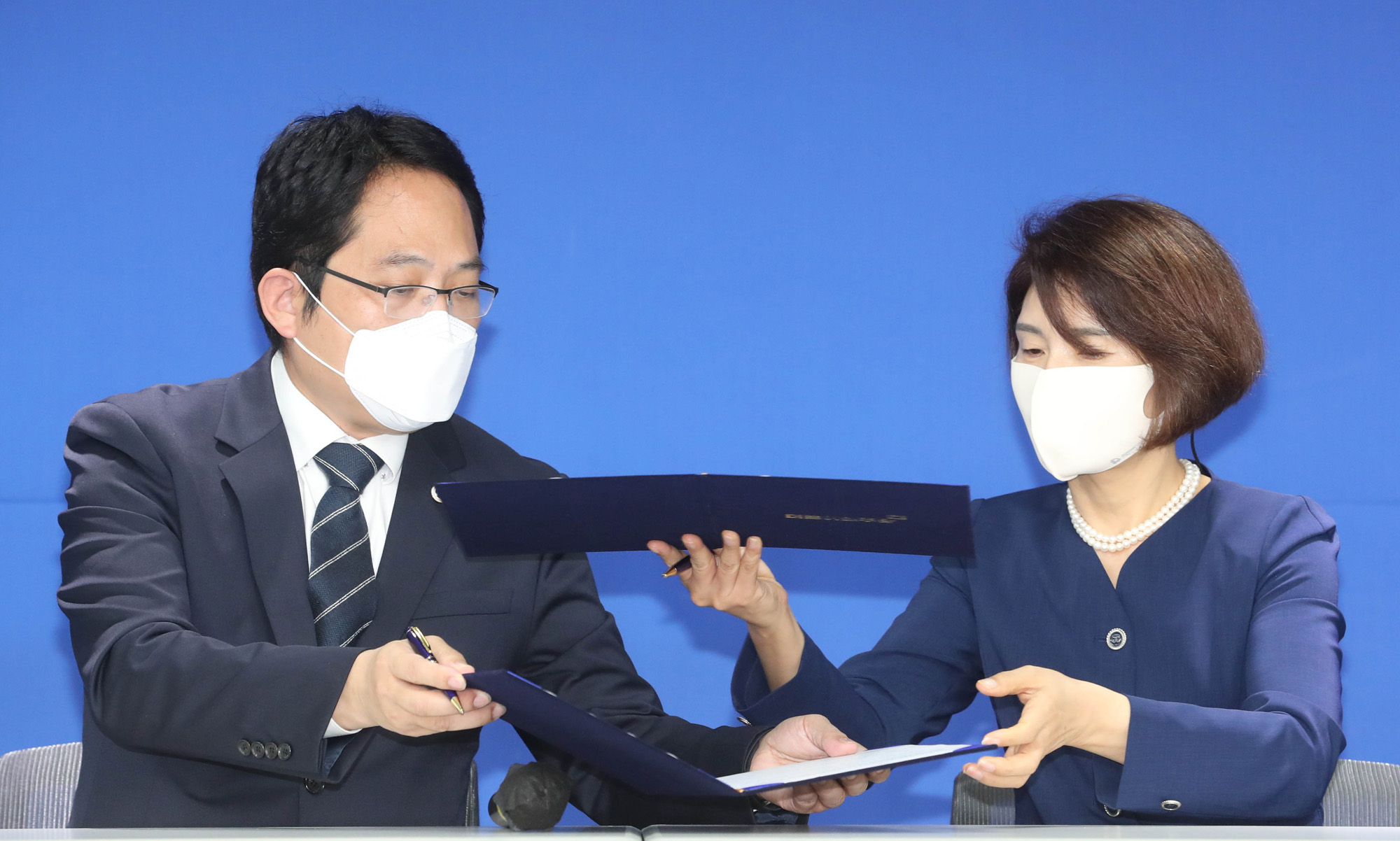 정치;대한의사협회;최대집;더불어민주당의사협회합의서;정책협약이행합의서체결식;한정애