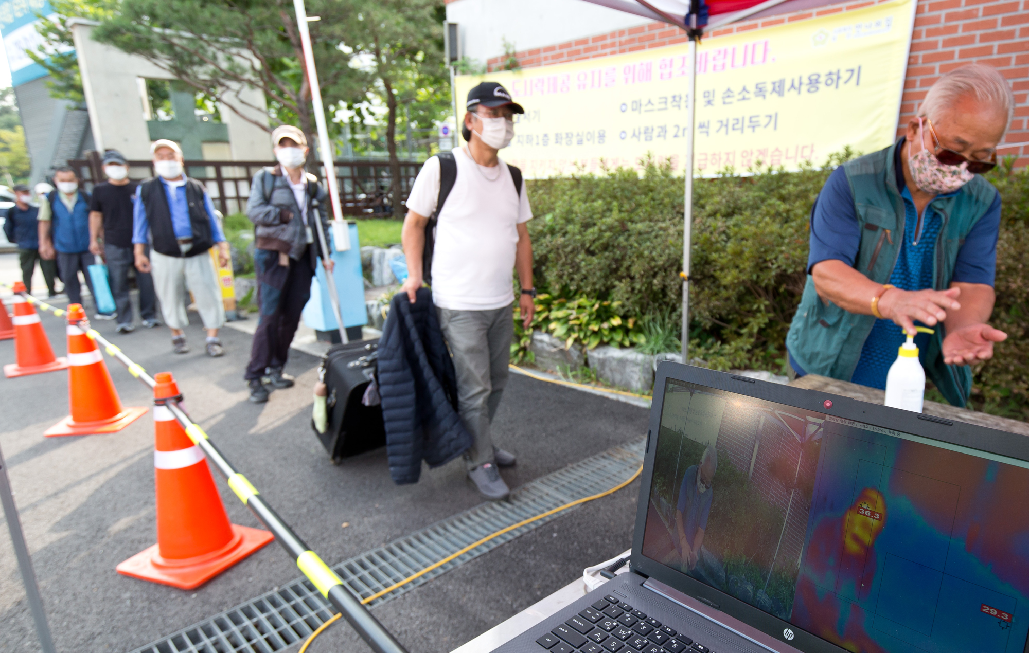 사회 코로나 무료급식 안나의집 김하종신부