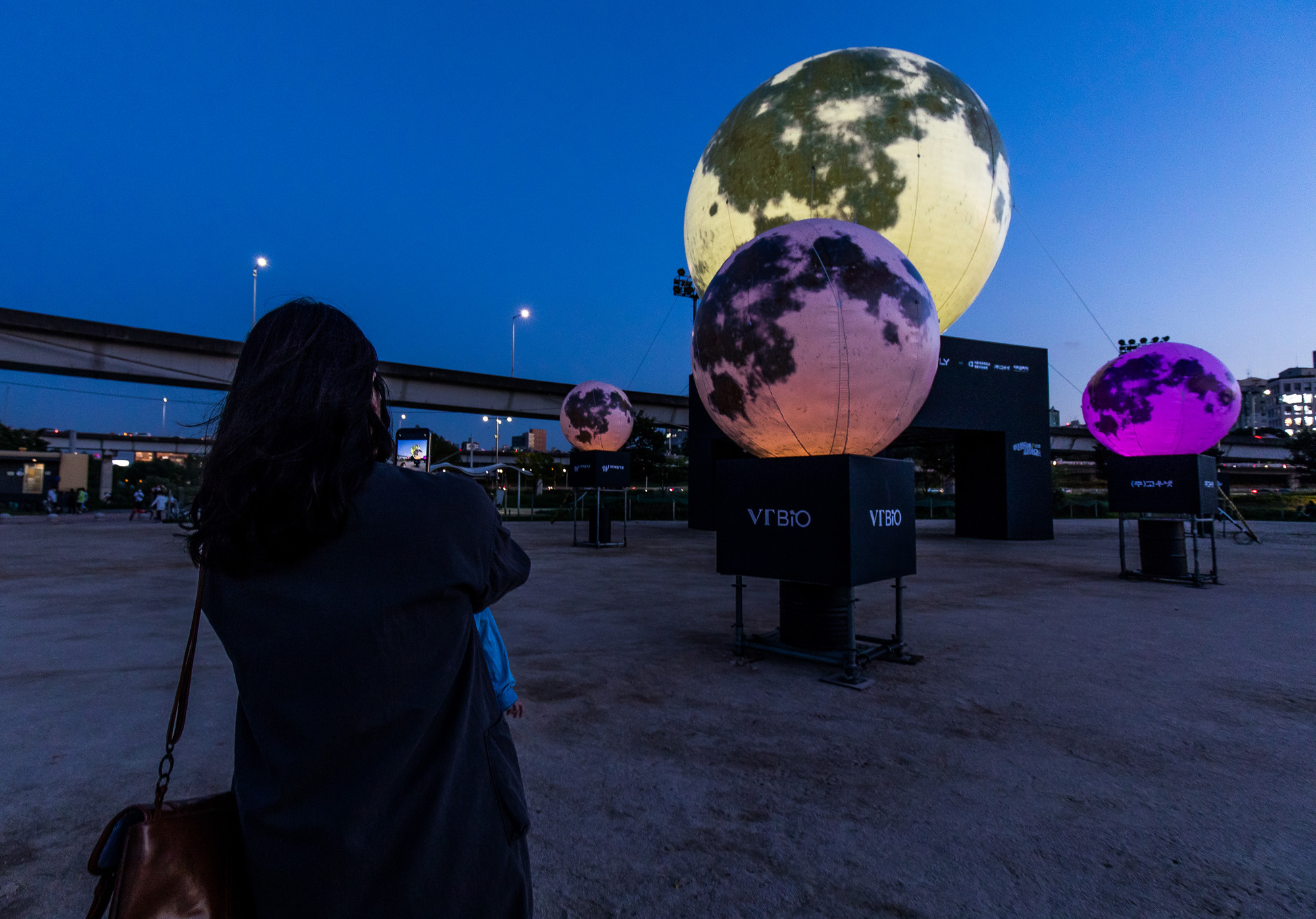 사회;세태;인공달;조명;조명장식물;야경